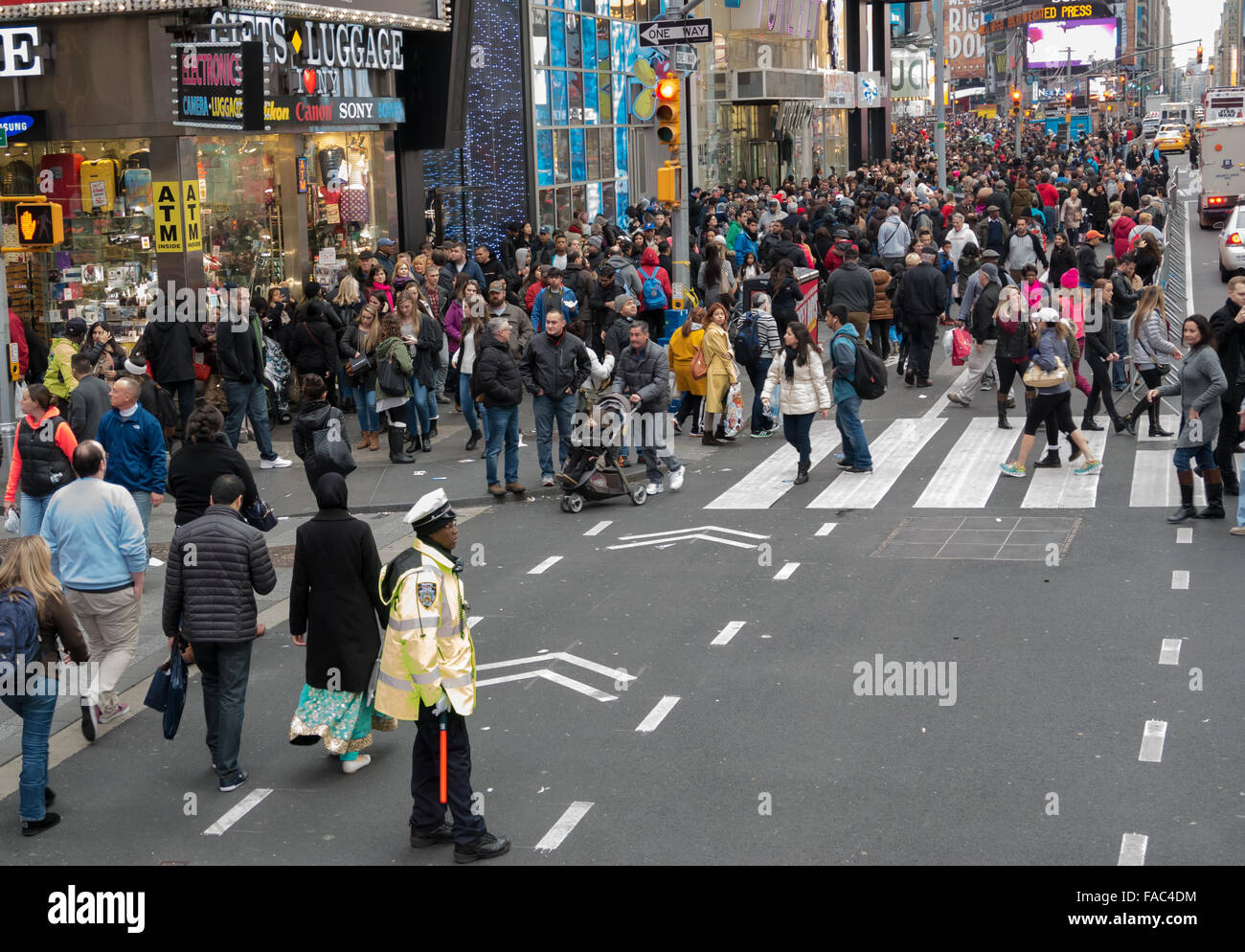 Times Square à New York de monde dans les vacances de Noël (Boxing Day), y compris un agent de la circulation de diriger la circulation. Banque D'Images