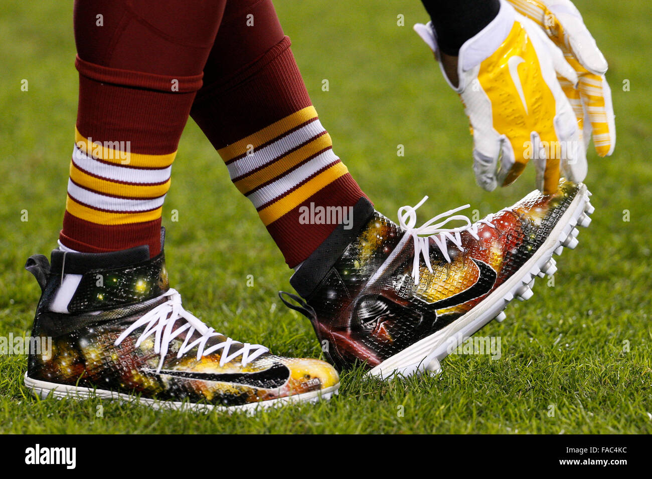Philadelphie, Pennsylvanie, USA. Dec 26, 2015. Redskins de Washington s'attaquer défensif Ricky Jean François (99) s'étend comme il l'a ren Kylo de Star Wars sur son taquet au cours de la NFL match entre les Redskins de Washington et les Philadelphia Eagles au Lincoln Financial Field à Philadelphie, Pennsylvanie. Christopher Szagola/CSM/Alamy Live News Banque D'Images