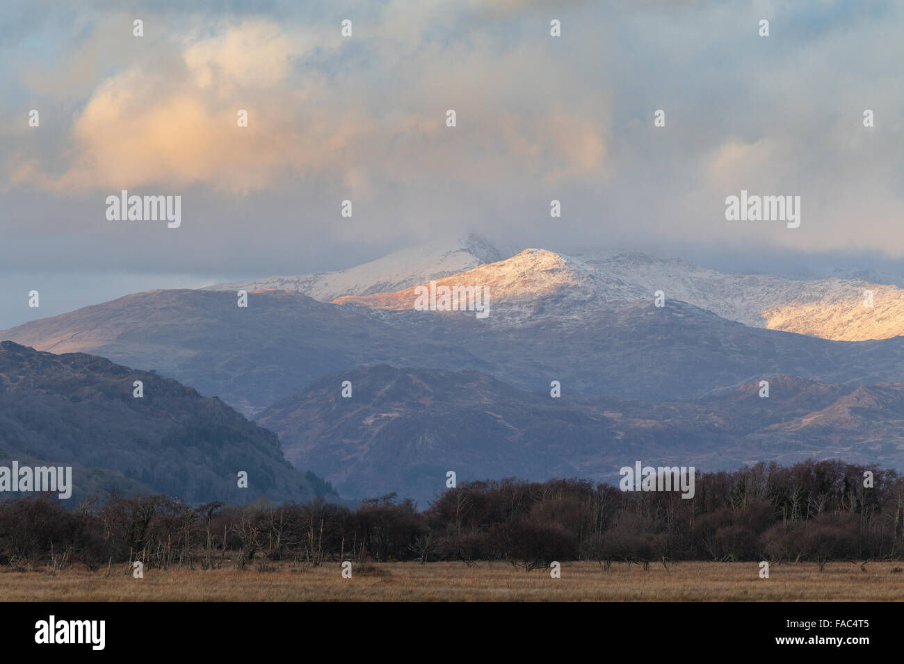 Pics Snowdonian Coucher du soleil la Lumière, hiver Banque D'Images