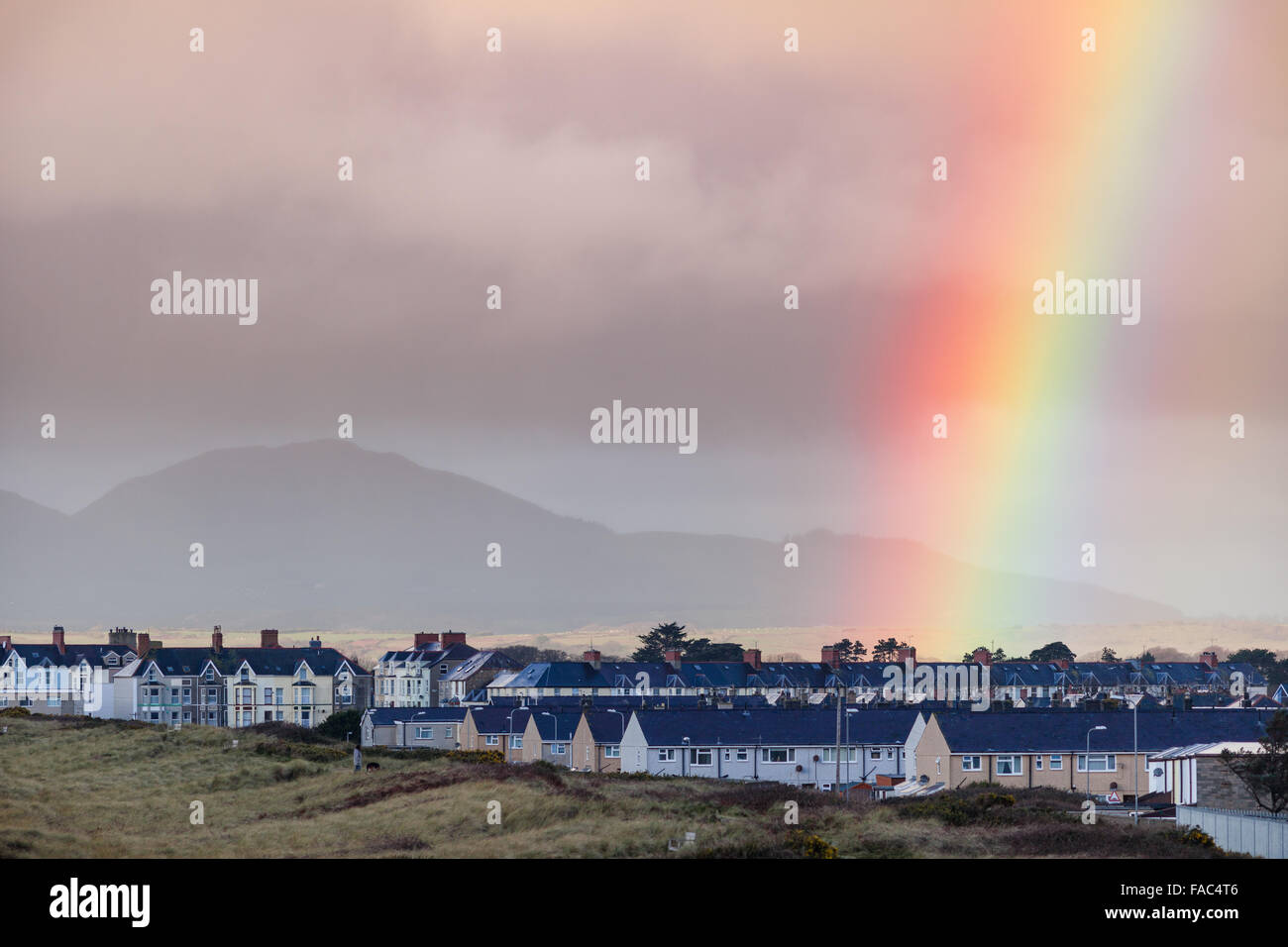 Arc-en-ciel colorés plus ville côtière du pays de Galles Banque D'Images