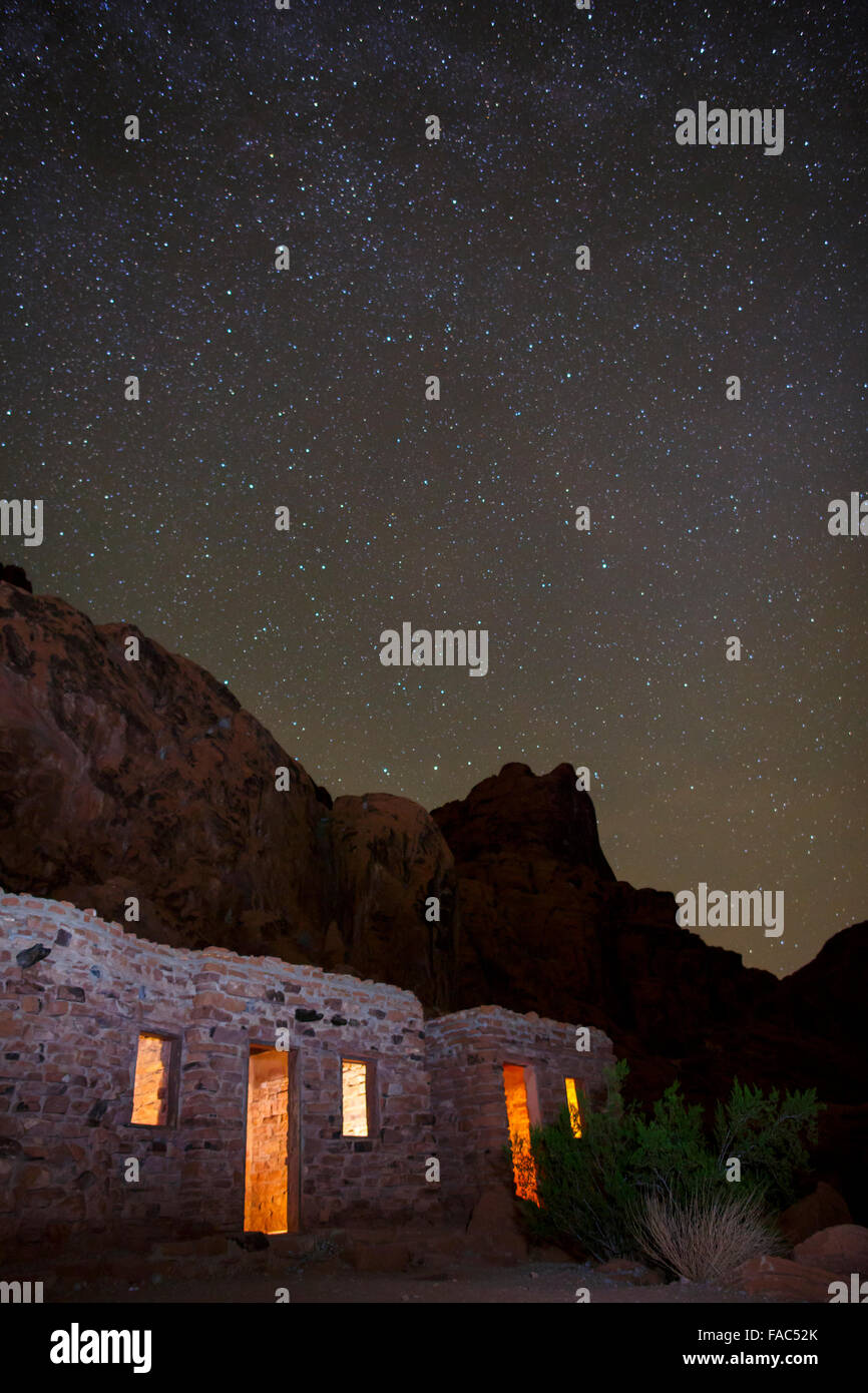 Nuit à l'cabines, Vallée de Feu, près de Las Vegas, Nevada. Banque D'Images