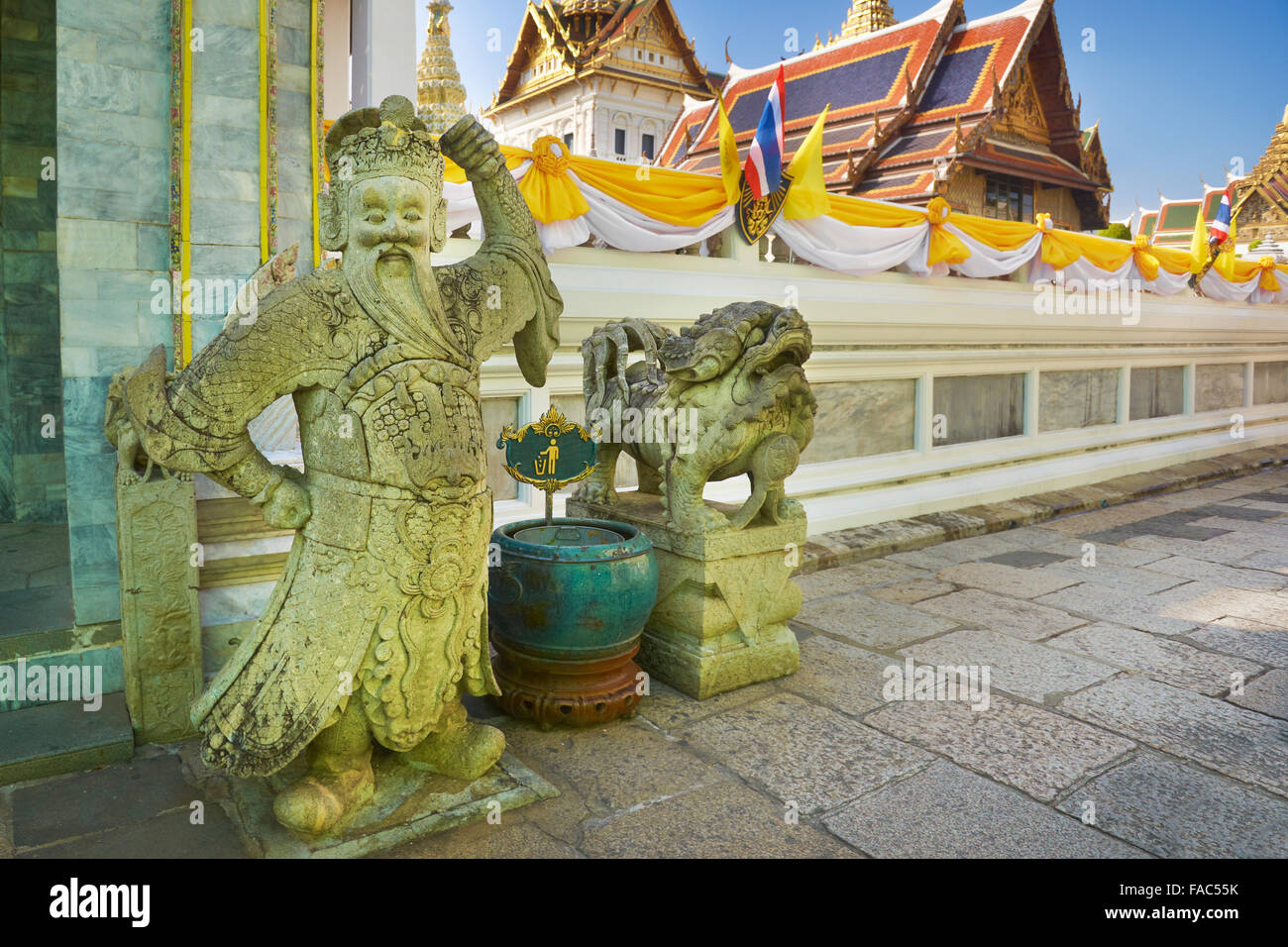 Thaïlande - Bangkok, Wat Phra Kaeo, Temple Grand Palais, statue de pierre Banque D'Images