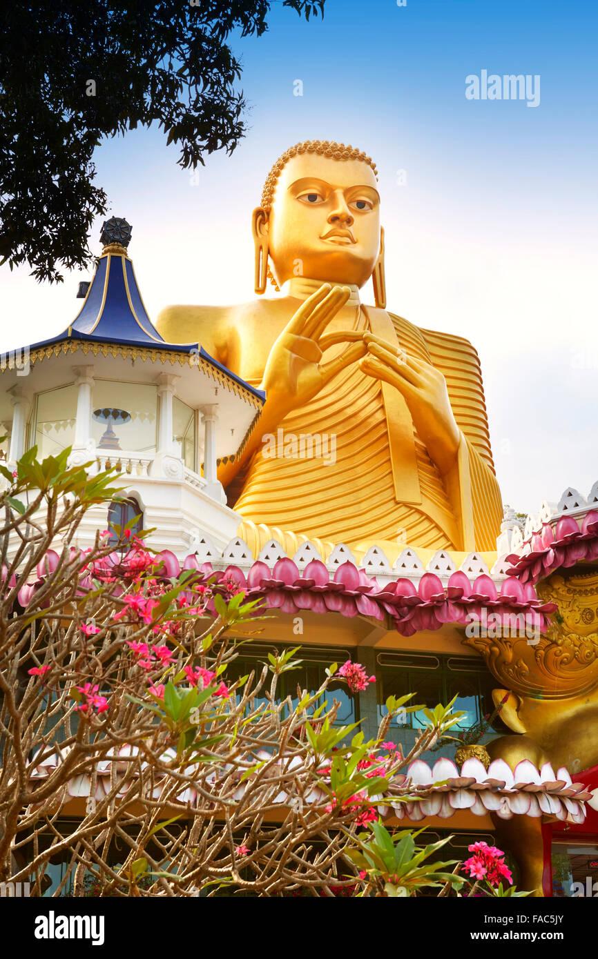 Sri Lanka - Dambulla, Golden Buddha statue sur l'Buddish Museum, Site du patrimoine mondial de l'UNESCO Banque D'Images