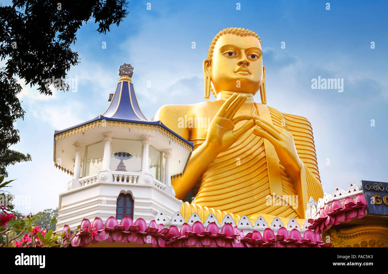 Sri Lanka - Dambulla, Golden Buddha statue sur l'Buddish Museum, Site du patrimoine mondial de l'UNESCO Banque D'Images