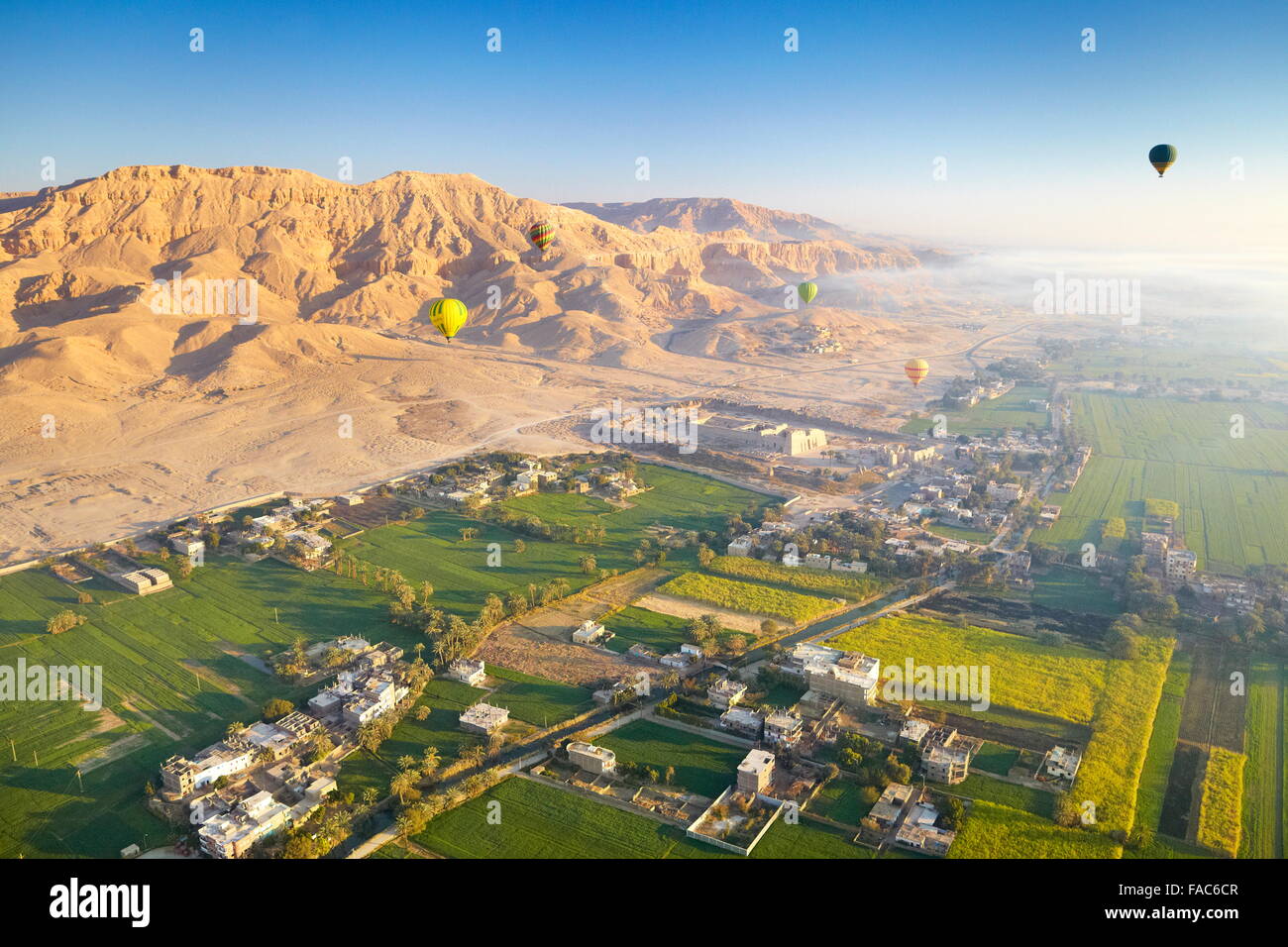 Égypte - vols en montgolfière sur la rive ouest du Nil, paysage de montagnes et de la vallée verte Banque D'Images