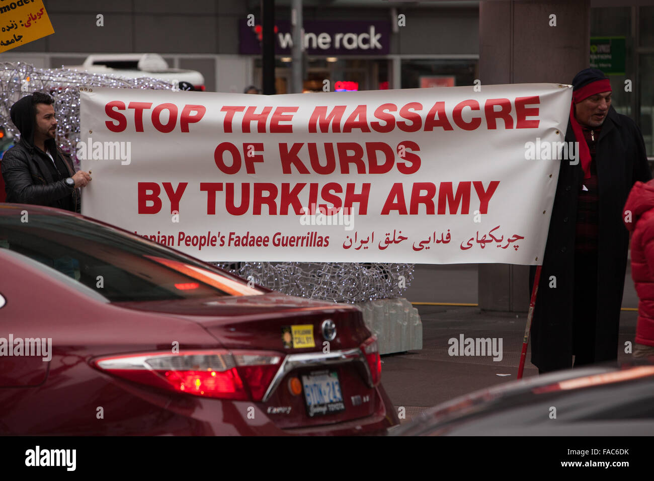 . Les Canadiens détenant kurde "Stop au massacre des Kurdes par l'armée turque' bannière, protestant contre la Turquie Banque D'Images