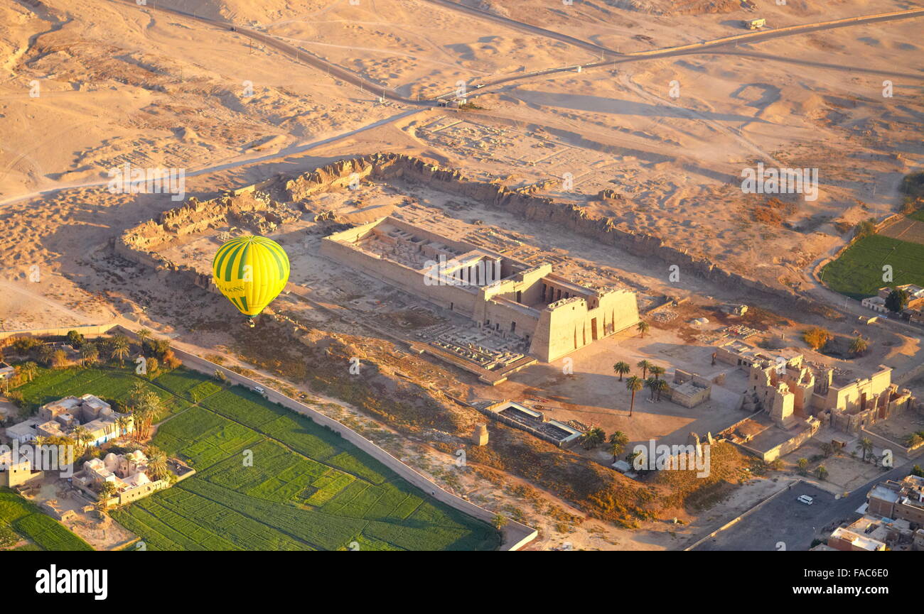 Égypte - vols en montgolfière sur l'Médinet Habou, Temple de Ramsès III, la rive ouest du Nil, l'UNESCO Banque D'Images