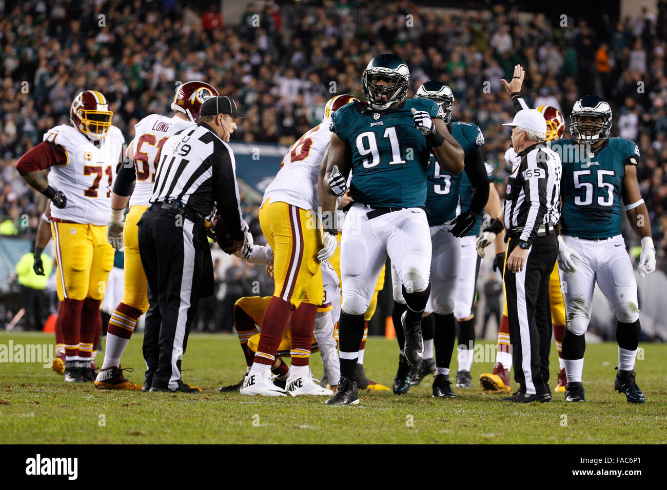 Philadelphie, Pennsylvanie, USA. Dec 26, 2015. Philadelphia Eagles défensive fin Fletcher Cox (91) réagit à son sac sur les Redskins de Washington quarterback Kirk Cousins (8) au cours de la NFL match entre les Redskins de Washington et les Philadelphia Eagles au Lincoln Financial Field à Philadelphie, Pennsylvanie. Christopher Szagola/CSM/Alamy Live News Banque D'Images