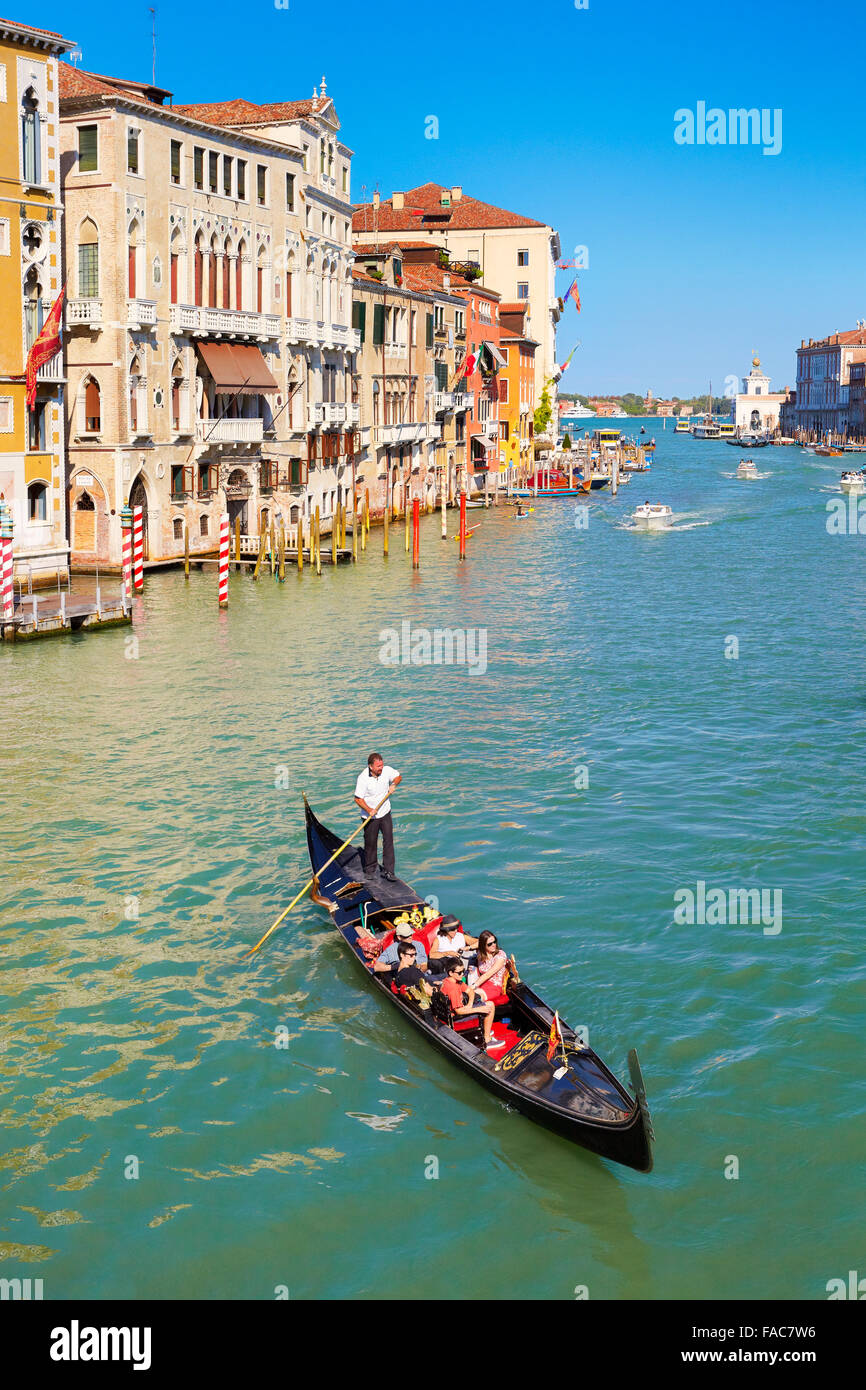 Les touristes en gondole explorer Grand Canal, Venice, Veneto, Italie, l'UNESCO Banque D'Images