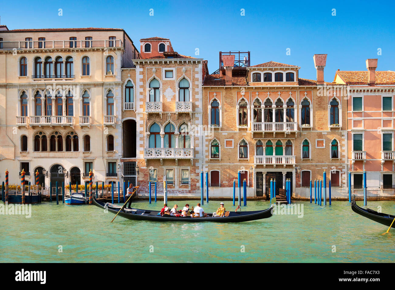 Venise, Italie - touristes en gondole sur le Grand Canal. Banque D'Images