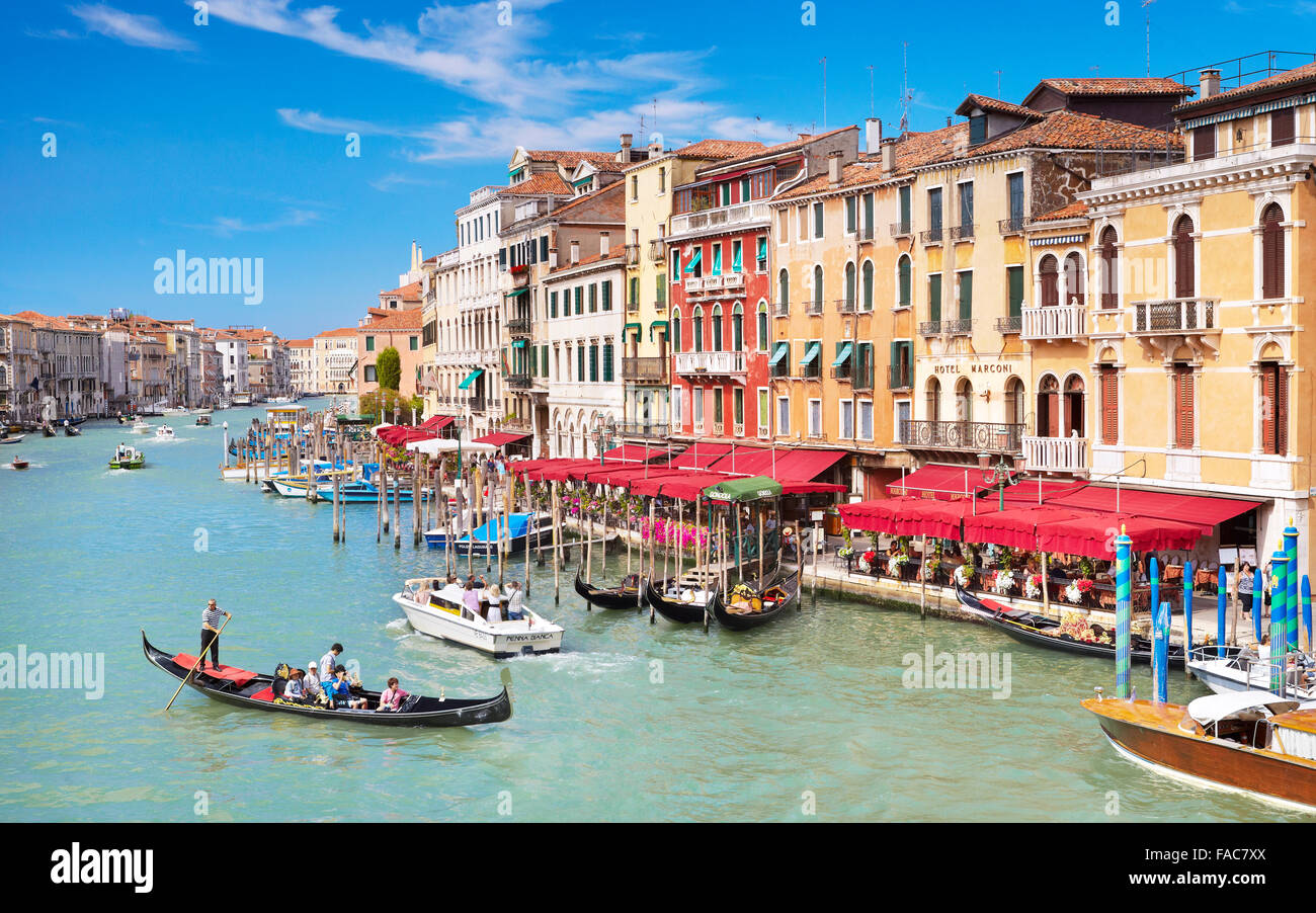 Venise vue du Pont du Rialto, gondole sur le Grand Canal, Venise, Vénétie, Italie Banque D'Images