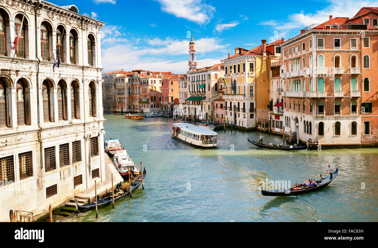 Le bateau-bus et gondole sur le Grand Canal (Canal Grande), Venise, Italie, l'UNESCO Banque D'Images