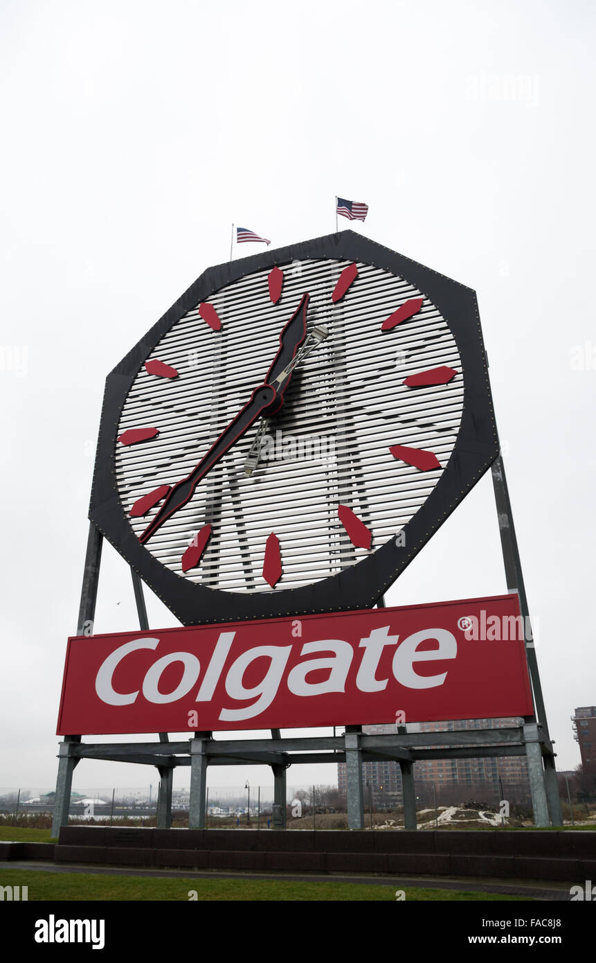 Le Colgate Clock, Jersey City promu comme la plus grande horloge du monde, sur un jour nuageux gris, surmontée de deux drapeaux américains. Banque D'Images