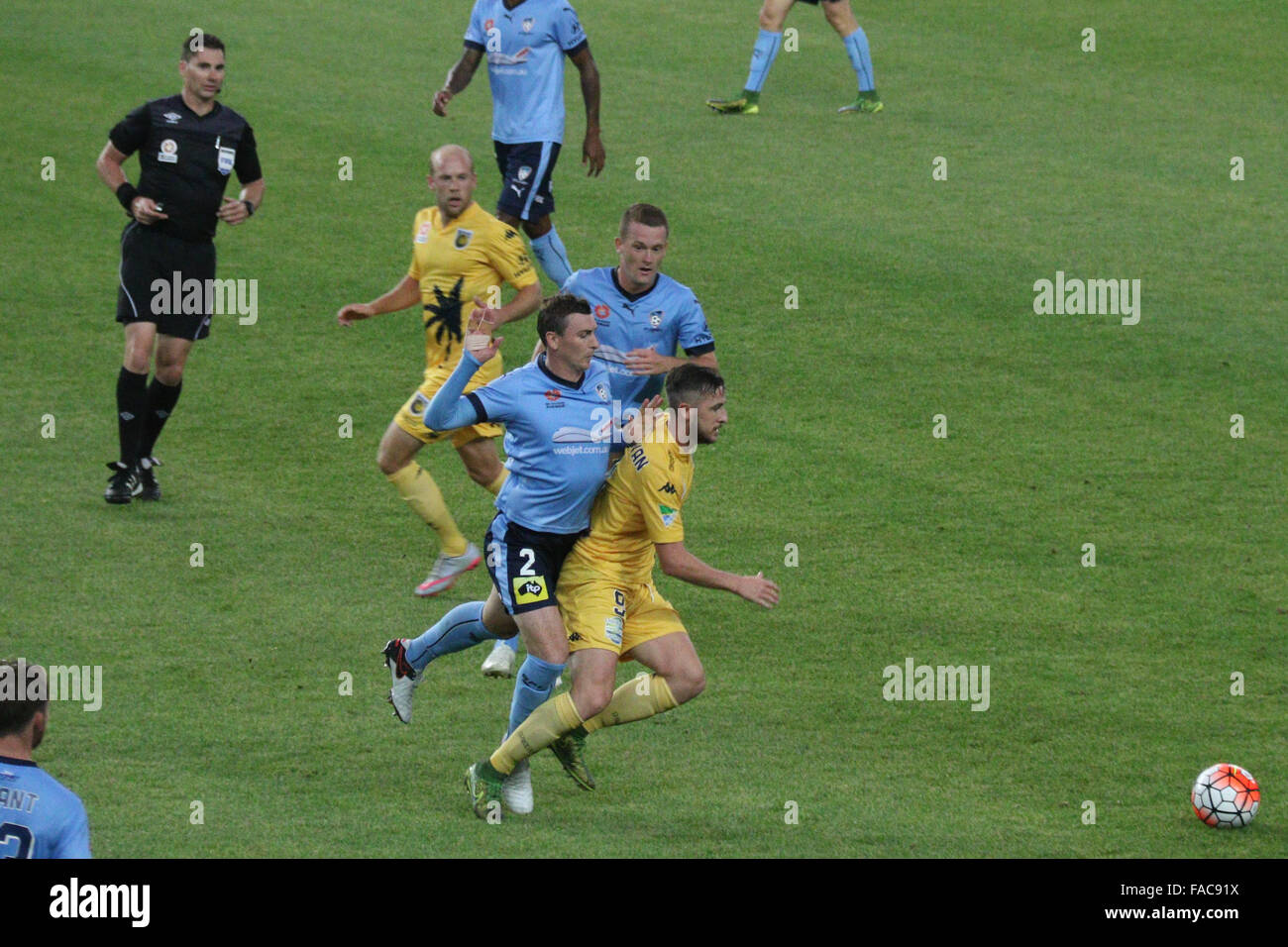 Sydney, Australie. 26 décembre 2015. Sydney Central Coast Mariners FC a battu par 4 buts à 1 sur le cycle 12 A-League match au Stade Allianz, Moore Park. Sur la photo : Sebastian joueur du Sydney FC Ryall défis Central Coast Mariners' dvd Roy O'Donovan pour la balle. Copyright : carotte/Alamy Live News Banque D'Images