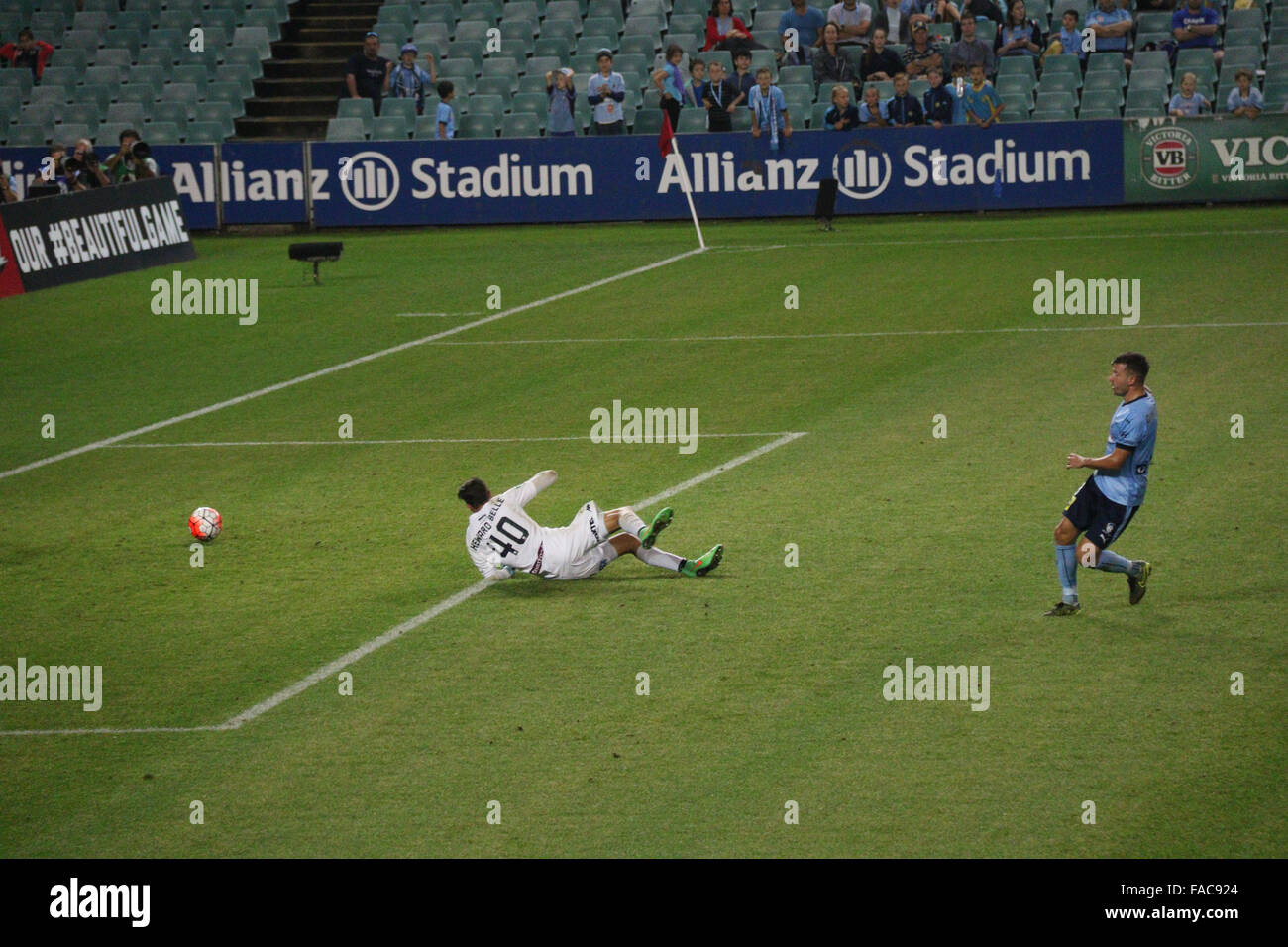 Sydney, Australie. 26 décembre 2015. Sydney Central Coast Mariners FC a battu par 4 buts à 1 sur le cycle 12 A-League match au Stade Allianz, Moore Park. Sur la photo : Un joueur du Sydney FC prend un tir au but, mais le but est refusé. Copyright : carotte/Alamy Live News Banque D'Images