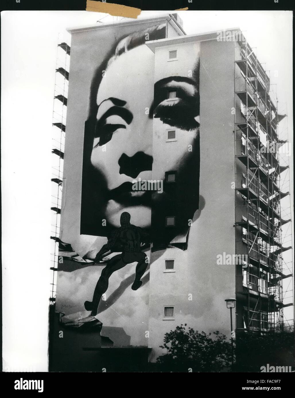 1968 - Le géant ''Blue Angel'' : un géant de la peinture l'un des plus célèbre du grand écran visages regarde du haut de ce bloc d'appartements à Duesseldorf, Allemagne de l'Ouest. La murale a été peinte par l'artiste de 33 ans Duesseldorf Wilhelm Moser pour marquer un film festival qui a eu lieu dans la ville. Dans un premier temps la peinture de Marlene Dietrich, qui vit maintenant à la retraite à Paris, n'était pas très populaire auprès des résidents de l'immeuble, mais ils ont maintenant pris l'habitude de le géant ''Angel' © Keystone Photos USA/ZUMAPRESS.com/Alamy Live News Banque D'Images