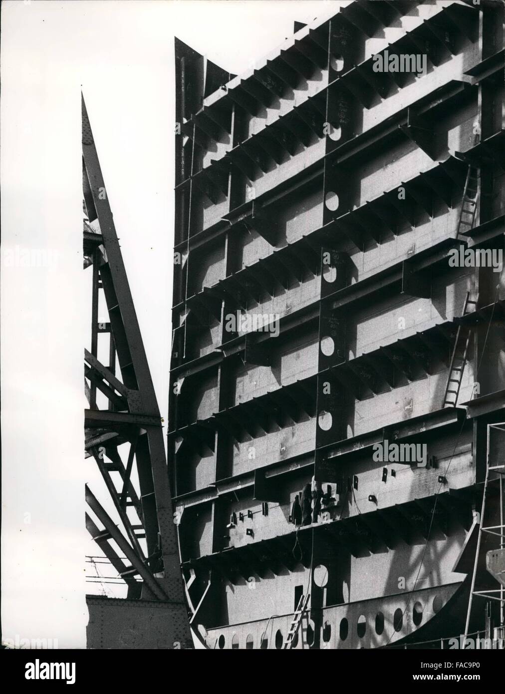 1968 - Les ''Autres'' Clyde shipbuilders : On ne peut être un homme ou une femme en Grande-Bretagne aujourd'hui qui n'est pas au courant de les hauts et les bas d'Ecosse de la Clyde shipbuilders. Sèchement, à travers les médias de la presse, de la radio et de la télévision, la saga continue. Mais pendant ce temps, à quelques milles de là, l'animation de l'expansion et de la basse cour sont Clyde avec succès les navires géants. La plus évidente est le symbole de réussite énorme straddlecrane en construction à moindre Clyde's Scott Lithgow cour. Ses deux tours de 200 pieds montrent la force et la confiance de l'Écosse est calme des constructeurs de navires. Banque D'Images