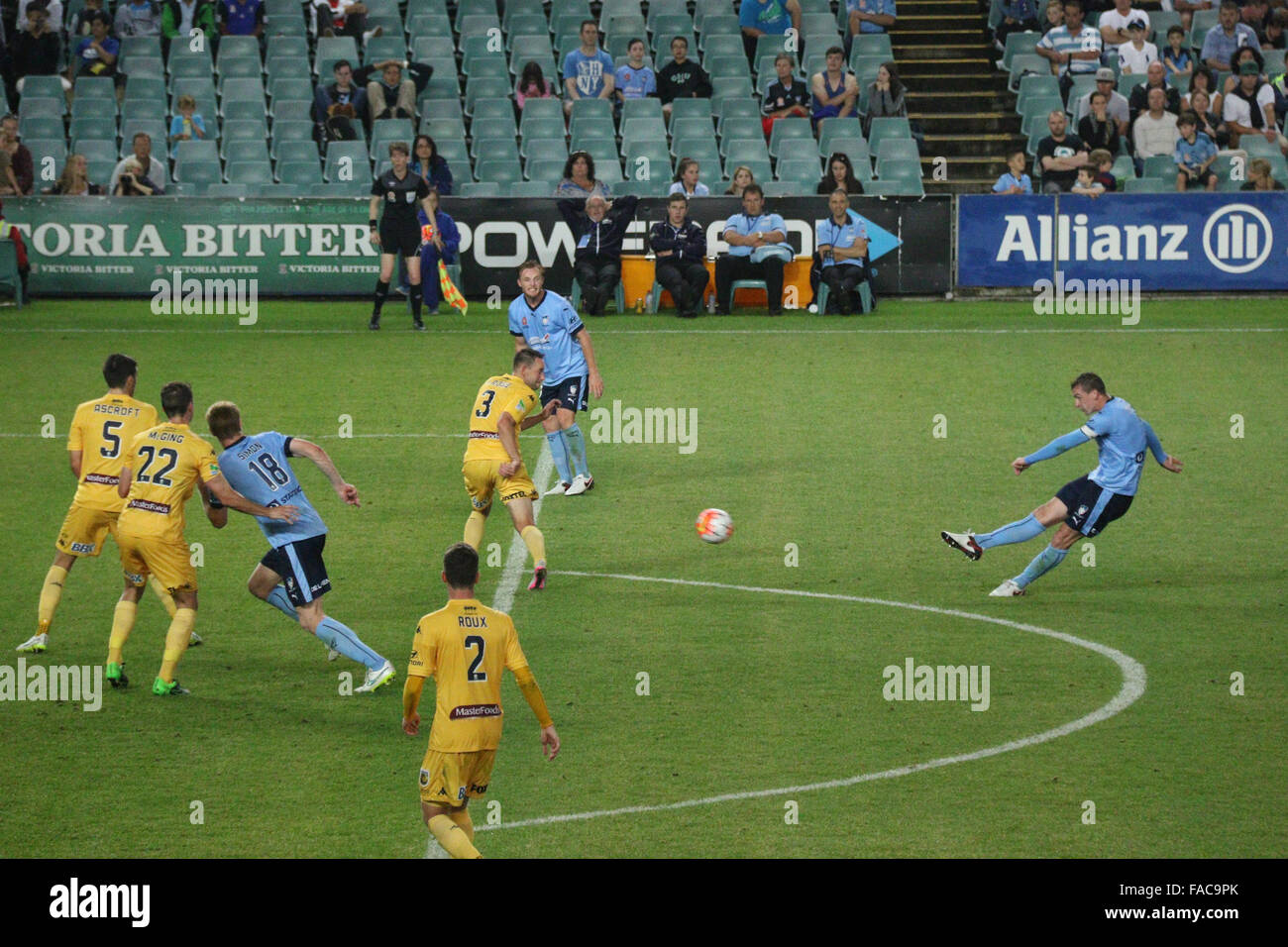 Sydney, Australie. 26 décembre 2015. Sydney Central Coast Mariners FC a battu par 4 buts à 1 sur le cycle 12 A-League match au Stade Allianz, Moore Park. Sur la photo : Sydney FC sur l'attaque contre la Central Coast Mariners. Copyright : carotte/Alamy Live News Banque D'Images