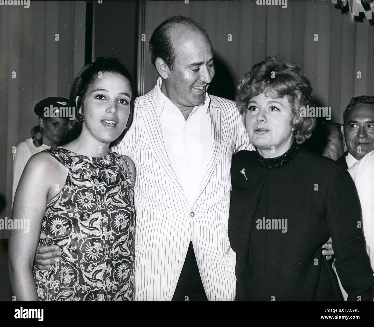 1977 - une foule de divertissements et d'activités sociales notables monde affluaient au cinéma J'Theatre de New York, le 30 juillet 1977 pour assister à la hot-dog informelles Première mondiale de rire ''Entrer'' organisé par le co-producteurs Carl Reiner et Joseph Stein. La motion picture comedy hit a été adaptée à partir de la scène de Broadway jouer par Reiner et Stein, avec Reiner diriger en technicolor. En regardant le film sont Jose Ferrer, Shelley Winters, Elaine May, Jack Gilford, Janet Margolin et l'introduction de Reni Santoni. Réalisateur Carl Reiner est vu avec ses deux principaux mesdames, (1) Janet Margolin et Shelley Winters. (Cre Banque D'Images