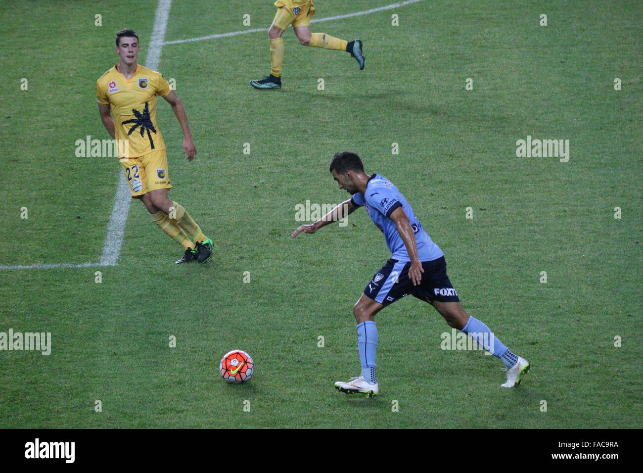 Sydney, Australie. 26 décembre 2015. Sydney Central Coast Mariners FC a battu par 4 buts à 1 sur le cycle 12 A-League match au Stade Allianz, Moore Park. Sur la photo : Central Coast Mariners' dvd Jake McGing défend contre l'attaque du Sydney FC. Copyright : carotte/Alamy Live News Banque D'Images