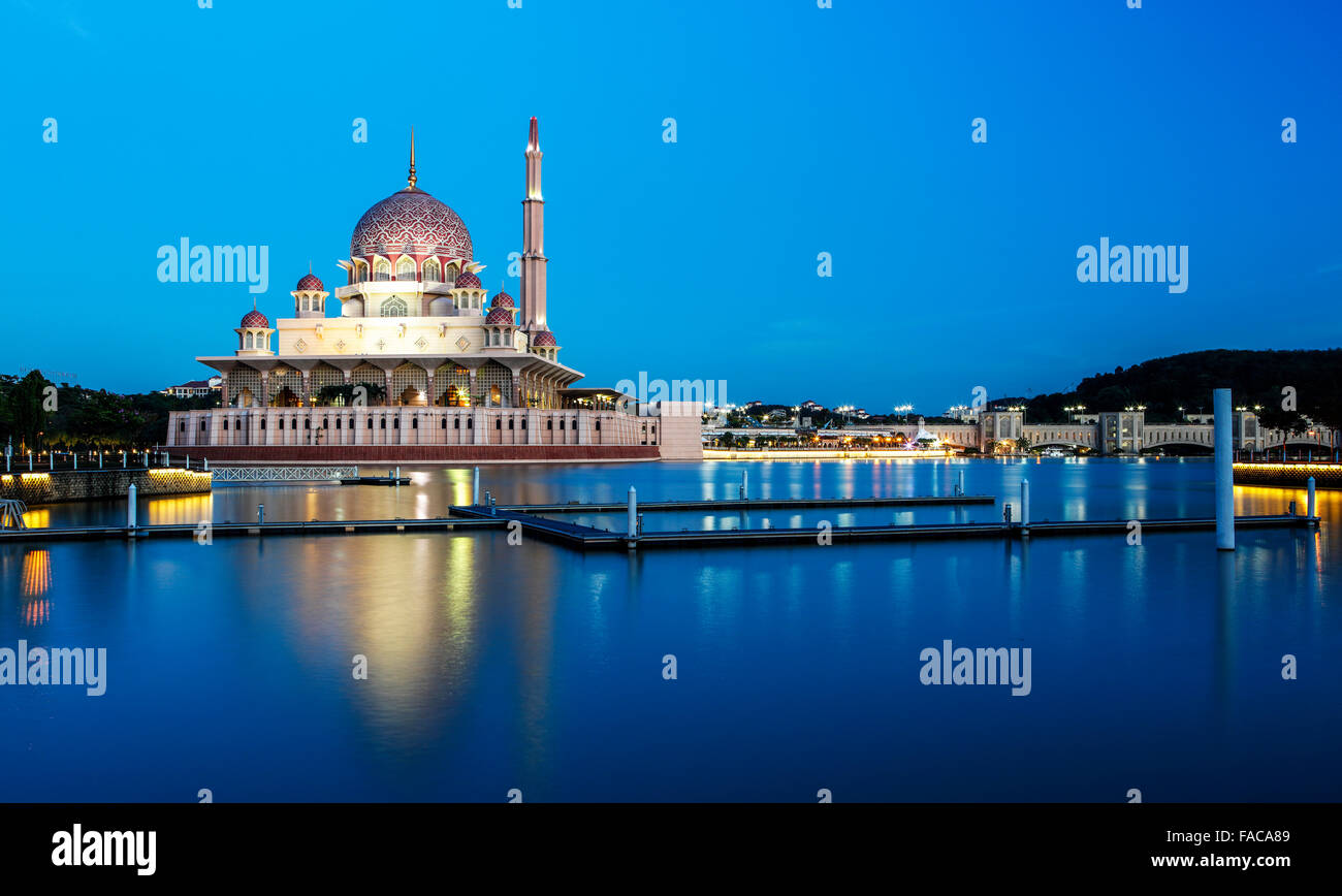 La mosquée Putra à Putrajaya, Malaisie. Banque D'Images