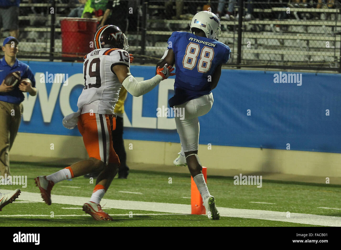 Shreveport, LA, USA. Dec 26, 2015. 26 décembre 2015 : Tulsa WR Josh Atkinson marquant un touché lors de la 2e moitié du monde Bol Camping l'indépendance au stade de l'indépendance à Shreveport, en Louisiane. Justin Manning/ESW/CSM/Alamy Live News Banque D'Images