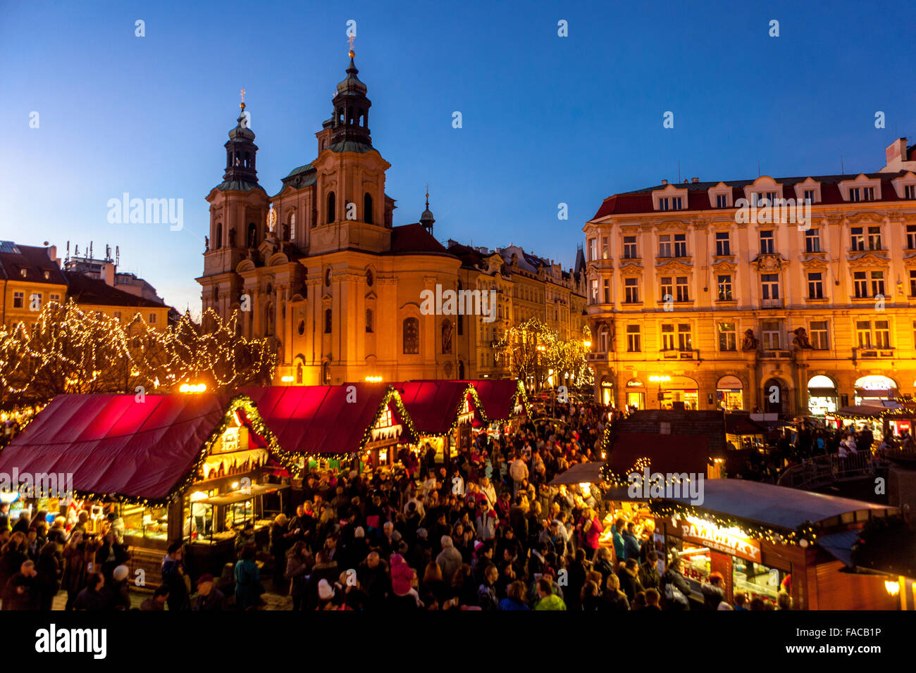 Place de la vieille ville de Prague, église Saint-Nicolas marché de Noël de Prague marchés de Noël de la République tchèque Banque D'Images