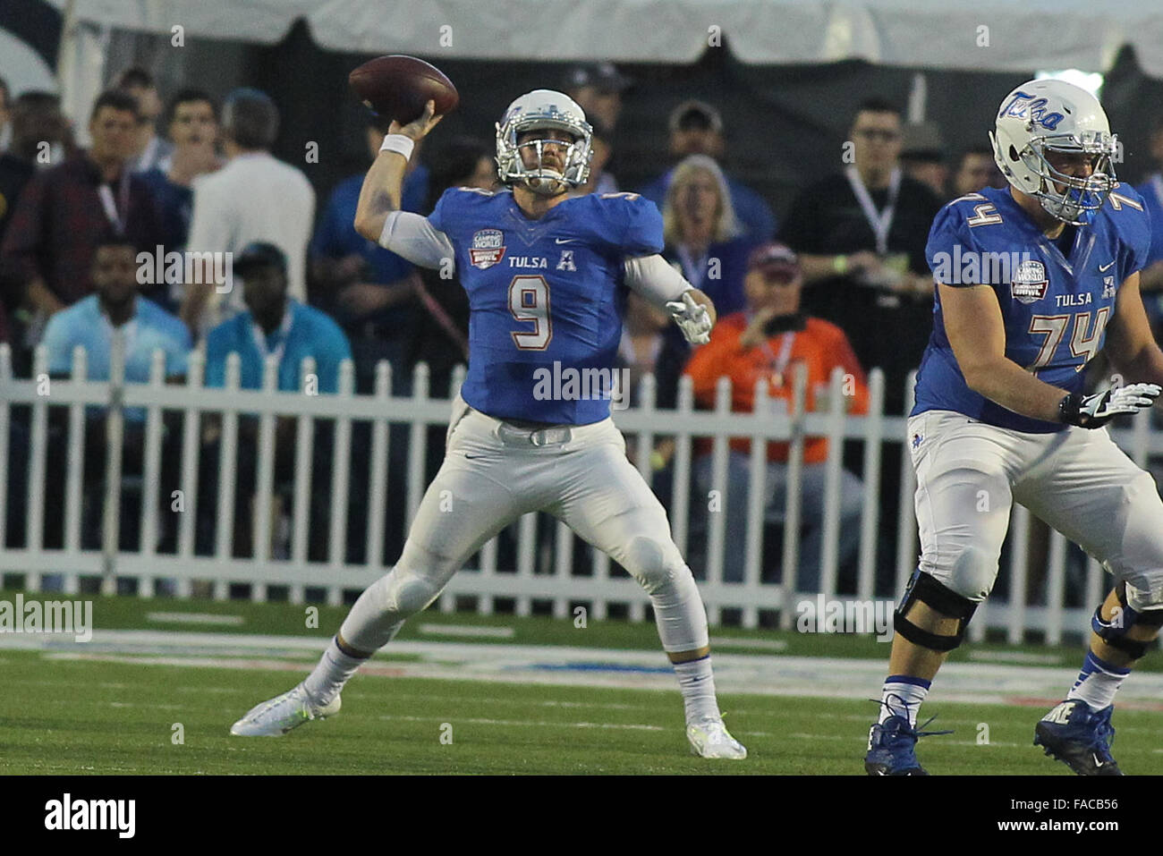 Shreveport, LA, USA. Dec 26, 2015. 26 décembre 2015 : Tulsa QB lance Dane Evans dans le déplacement vers l'indépendance du monde Bol à Stade de l'indépendance à Shreveport, en Louisiane. Justin Manning/ESW/CSM/Alamy Live News Banque D'Images