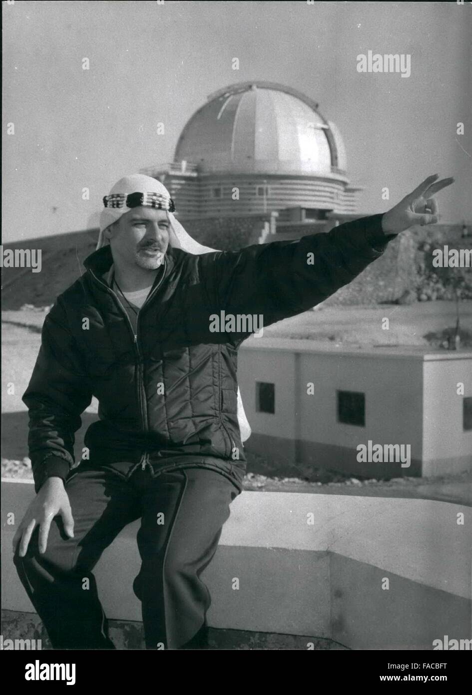 1980 - ''Je n'ai jamais vu un ciel clair'', déclare Geo-Physicist Shorthill américain Richard. Habillés en costume de bédouin. © Keystone Photos USA/ZUMAPRESS.com/Alamy Live News Banque D'Images