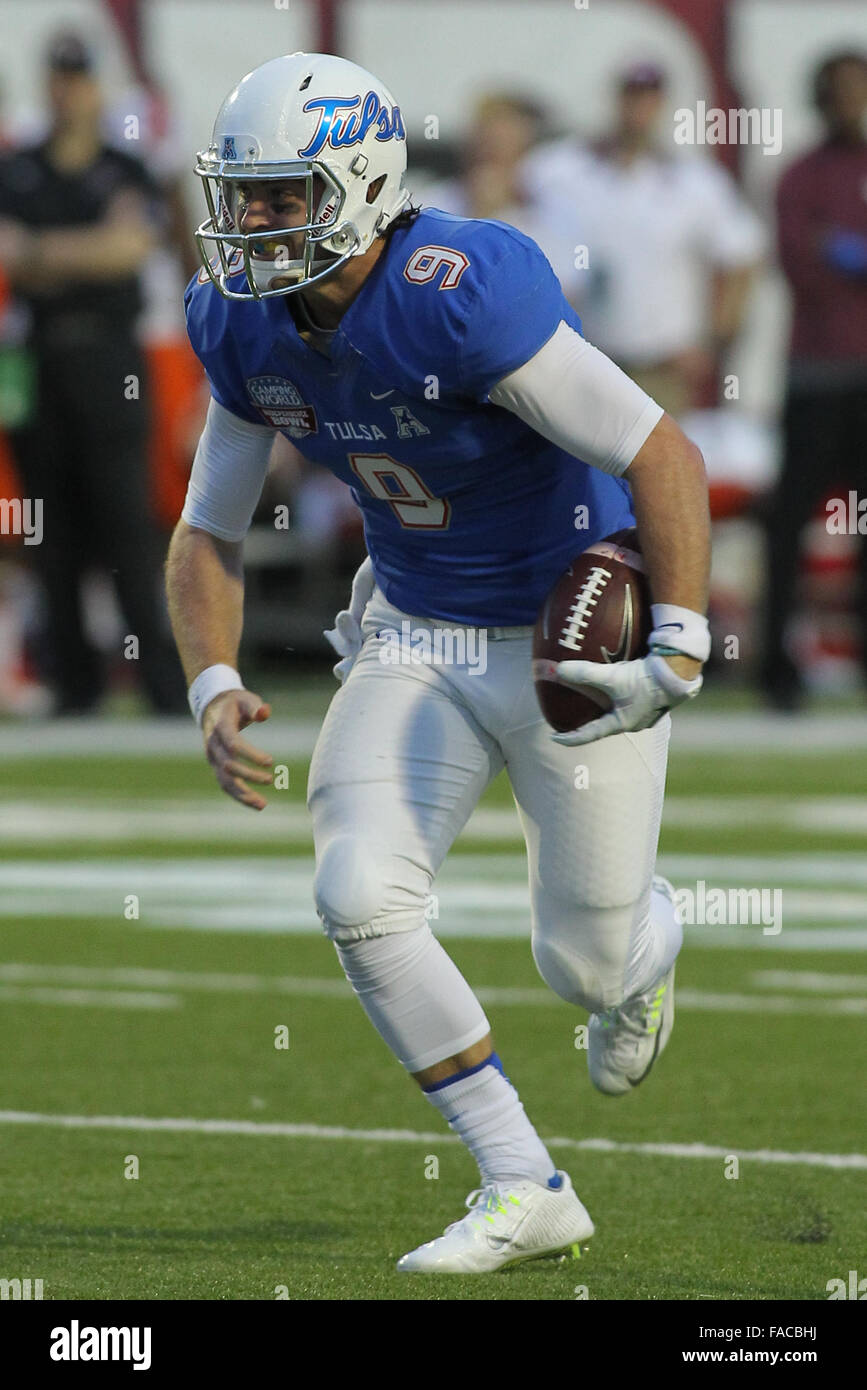 Shreveport, LA, USA. Dec 26, 2015. 26 décembre 2015 : Tulsa QB Dane Evans et des mains dans le 1er trimestre de l'indépendance du monde Bol à Stade de l'indépendance à Shreveport, en Louisiane. Justin Manning/ESW/CSM/Alamy Live News Banque D'Images