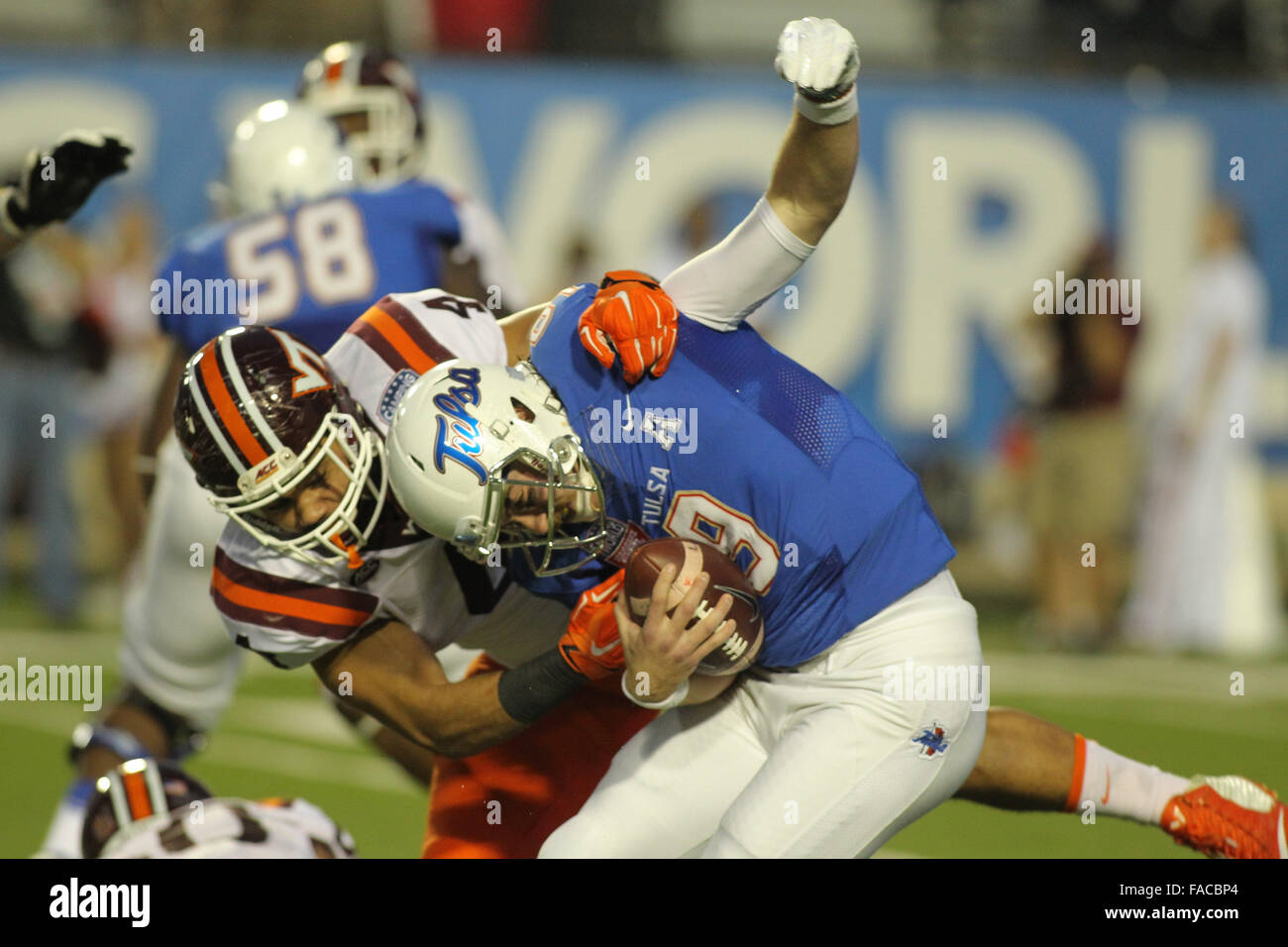 Shreveport, LA, USA. Dec 26, 2015. 26 décembre 2015 : Tulsa Quarterback Dane Evans rompre un attaquer par Virginia Tech de Ken Ekanem durant la 1ère moitié du monde Camping Bol indépendance à Stade de l'indépendance à Shreveport, en Louisiane. Justin Manning/ESW/CSM/Alamy Live News Banque D'Images