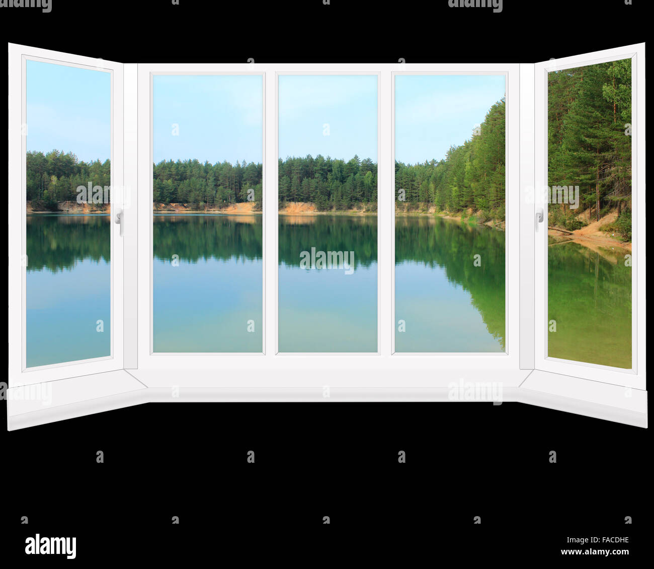 Fenêtre donnant sur la moderne lac forêt d'été Banque D'Images