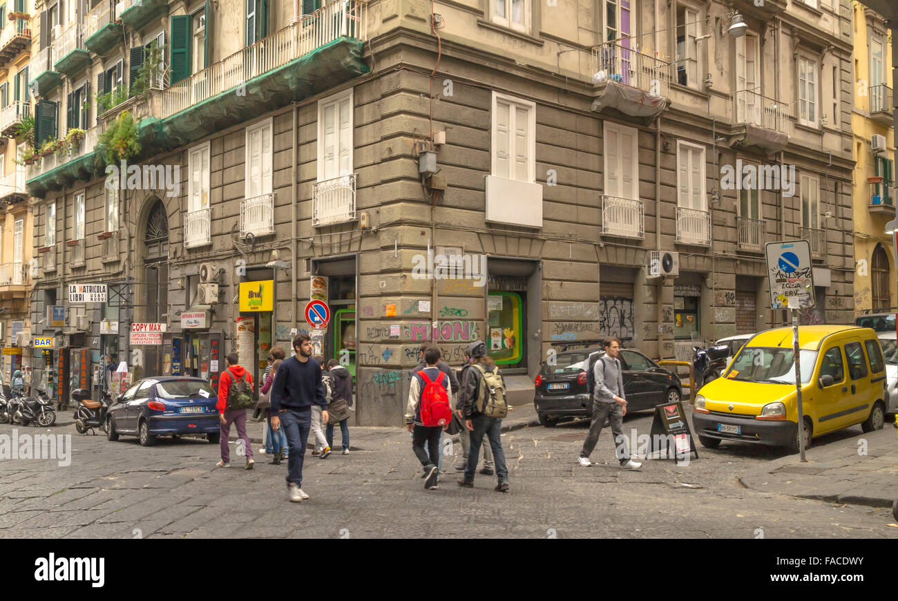 NAPLES, ITALIE - Le 13 novembre 2015. Vue sur rue dans le centre historique de Naples, Italie. Banque D'Images