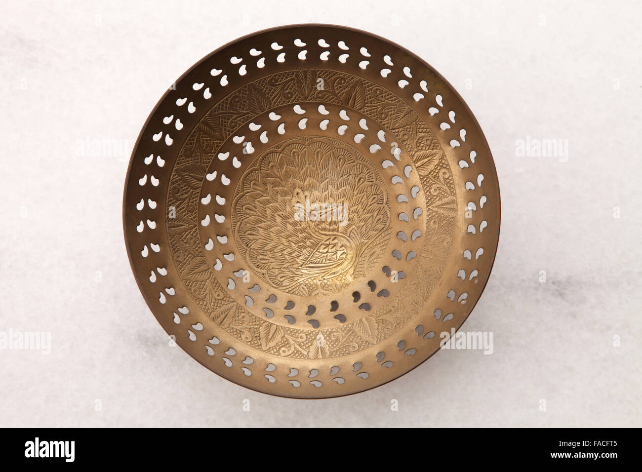 Plaque de cuivre rond sur la table mable Banque D'Images