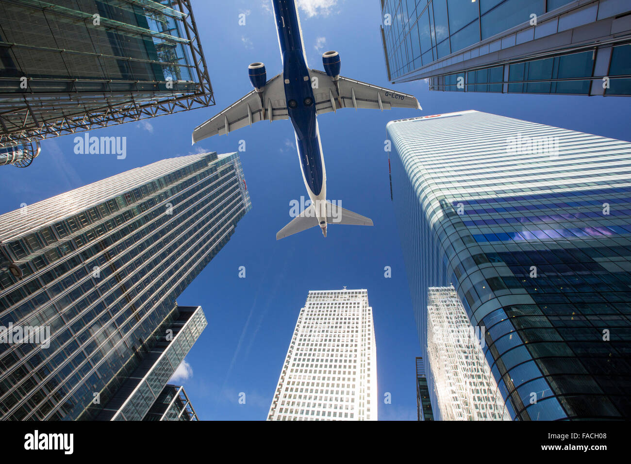 Les banques du Canary Wharf, London, UK avec un avion volant au-dessus. Banque D'Images