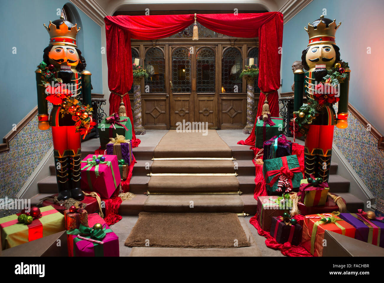 Royaume-uni, Angleterre, Cheshire, Knutsford, Tatton Hall, des décorations  de Noël sur le thème de Casse-Noisette à l'entrée de la famille Photo Stock  - Alamy