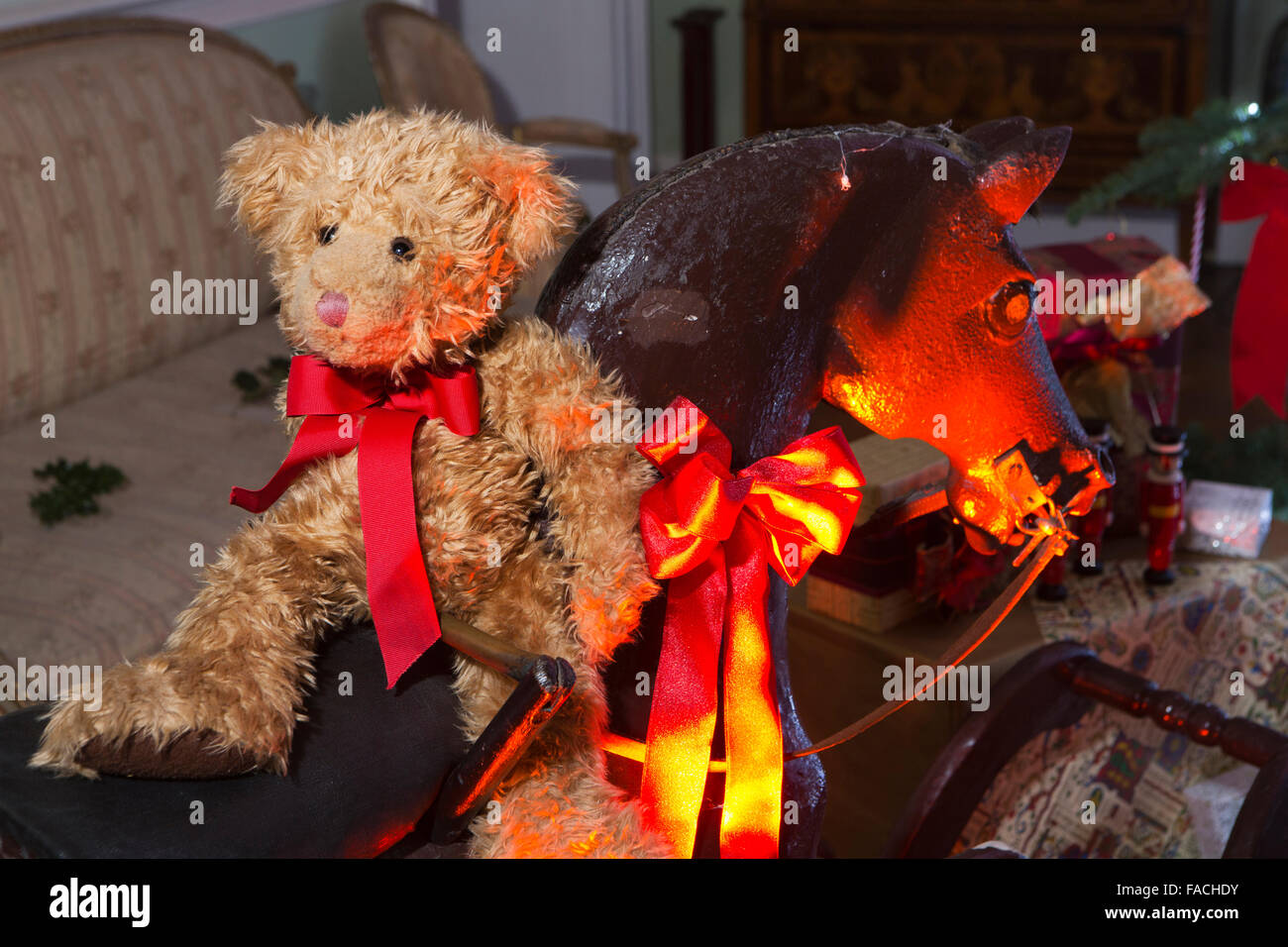 Royaume-uni, Angleterre, Cheshire, Knutsford, Tatton Hall, ours en peluche cheval à bascule sur l'arbre de Noël ci-dessous Banque D'Images