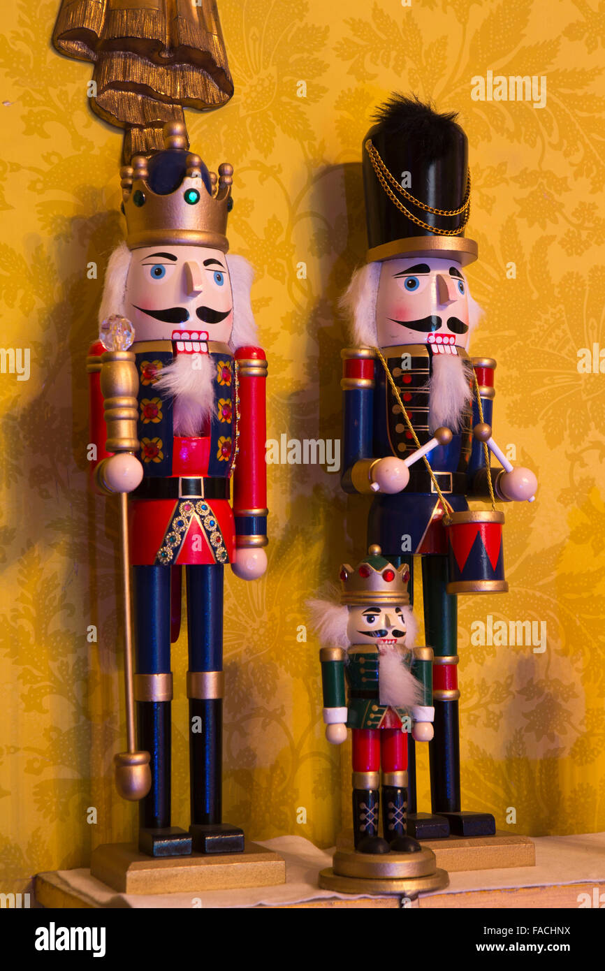 Royaume-uni, Angleterre, Cheshire, Knutsford, décorations de Noël Casse-Noisette Tatton Hall, salle de cartes, petits soldats sur la cheminée Banque D'Images