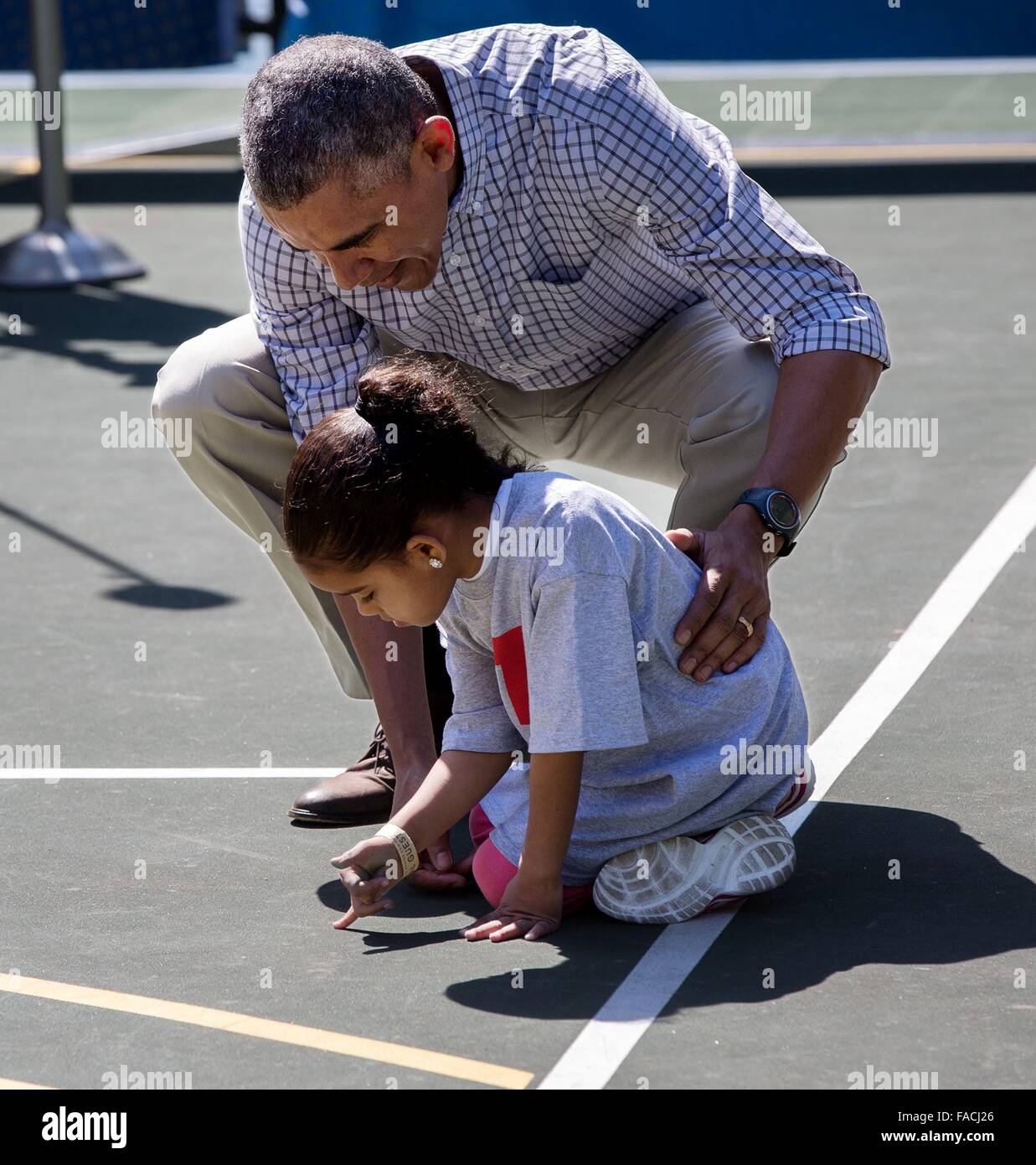 Président américain Barack Obama parle à une petite fille jouant avec son ombre sur le terrain de basket-ball au cours de l'assemblée annuelle aux Œufs de Pâques à la Maison Blanche le 6 avril 2015 à Washington, DC. Banque D'Images