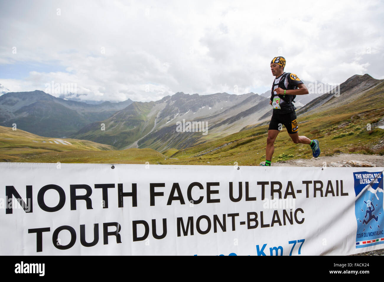Mountain Racers entreprendre l'Ultra tour du Mont Blanc un marathon de montagne avec une distance de 166 km, avec une élévation totale g Banque D'Images