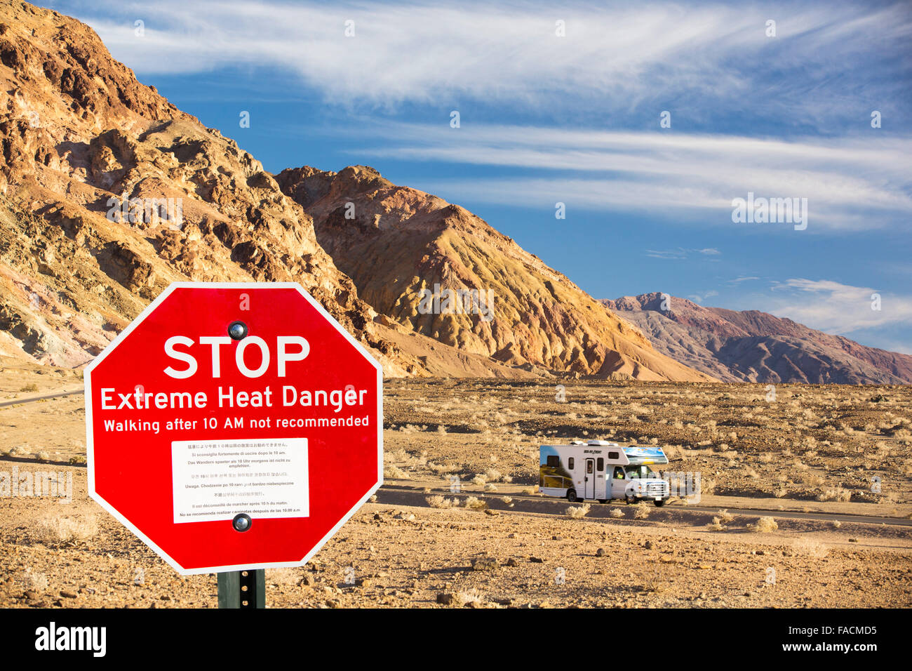 Les roches colorées d'artistes dur dans la vallée de la mort qui est le plus faible, le plus chaud, le plus sec aux Etats-Unis, avec une moyenne annuelle Banque D'Images
