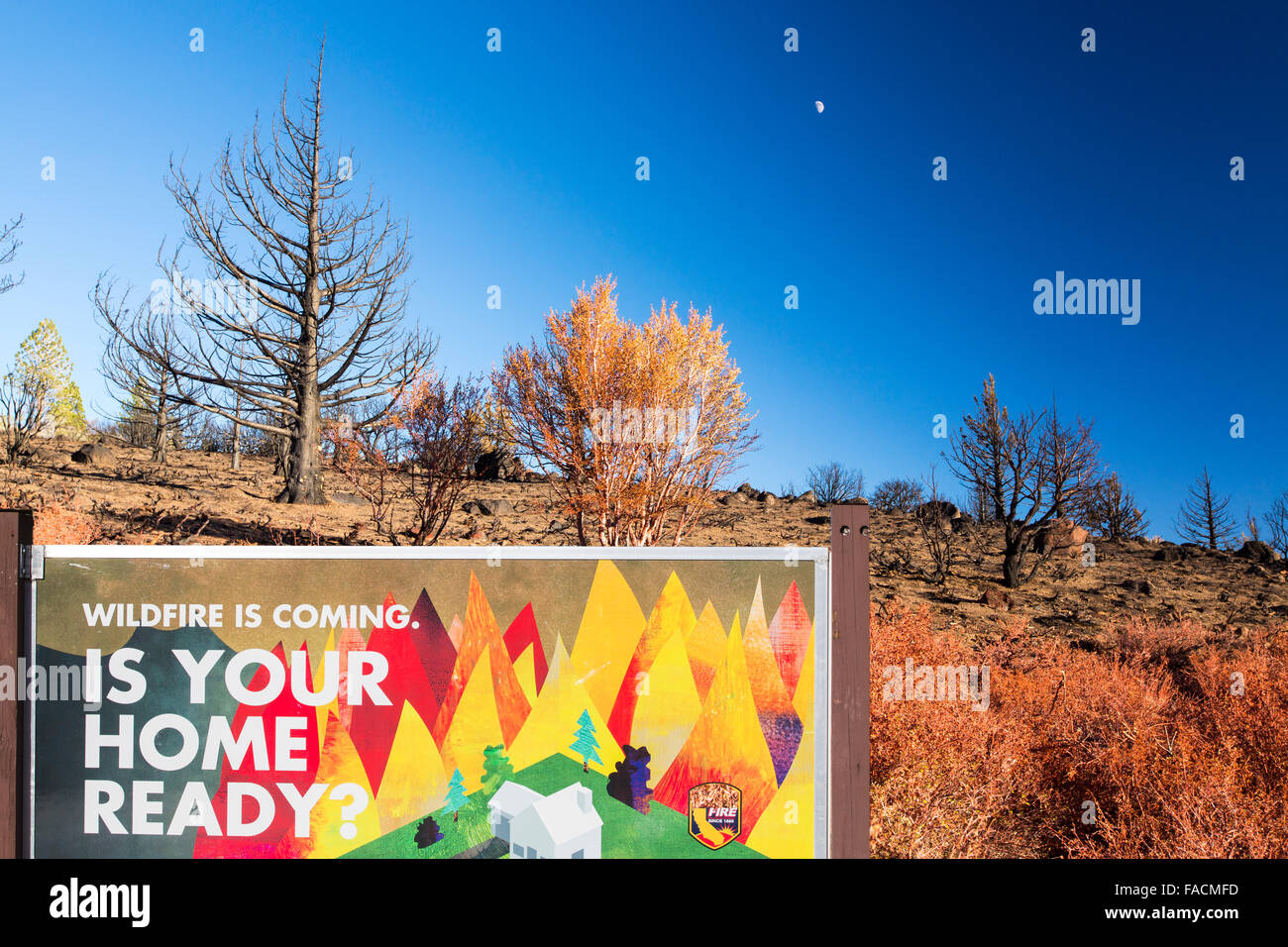 Foscheck ignifuges feu tomber sur un feu sauvage près de Hawkins ci-dessus pointe coleville en Californie, Etats-Unis. Suite à un niveau sans précédent Banque D'Images