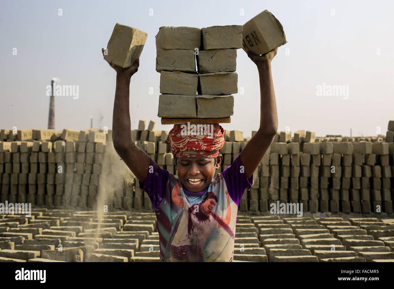 Dhaka, Bangladesh. Dec 27, 2015. SAJIB est un garçon de 12 ans qui travaille dans un chantier de briques. Ses parents travaillent également dans la même cour. Le monde traverse une urbanisation rapide et le Bangladesh n'est pas une exception à cela. Comme l'urbanisation rapide génère une demande massive de briques comme il est l'un des ingrédients clés pour construire la structure en béton. Pour répondre à ce besoin croissant, le nombre de la fabrication de briques domaine augmentent à un rythme alarmant au Bangladesh. La plupart d'entre elles ont lieu dans l'agriculture des terres qui entraîne un ralentissement de la production agricole. Banque D'Images