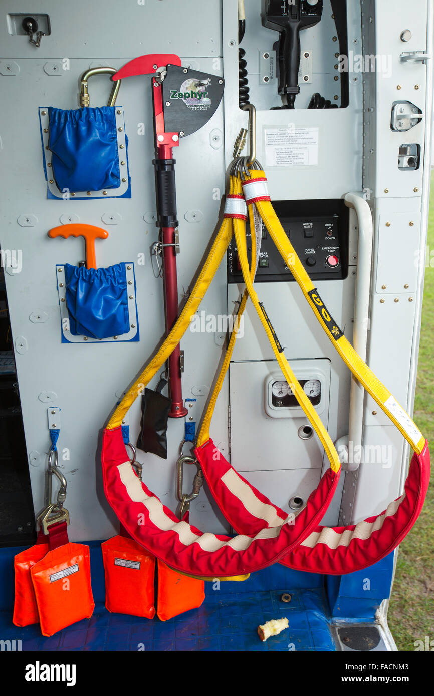 Un des hélicoptères Sikorsky S92 exécuter exploité par Bristows à Carlton Hall à Penrith, Cumbria, Royaume-Uni pour former des lacs avec les membres de l'équipe de secours en montagne. Banque D'Images Un des hélicoptères Sikorsky S92 exécuter exploité par Bristows à Carlton Hall à Penrith, Cumbria, Royaume-Uni pour former des lacs avec les membres de l'équipe de secours en montagne. Banque D'Images
