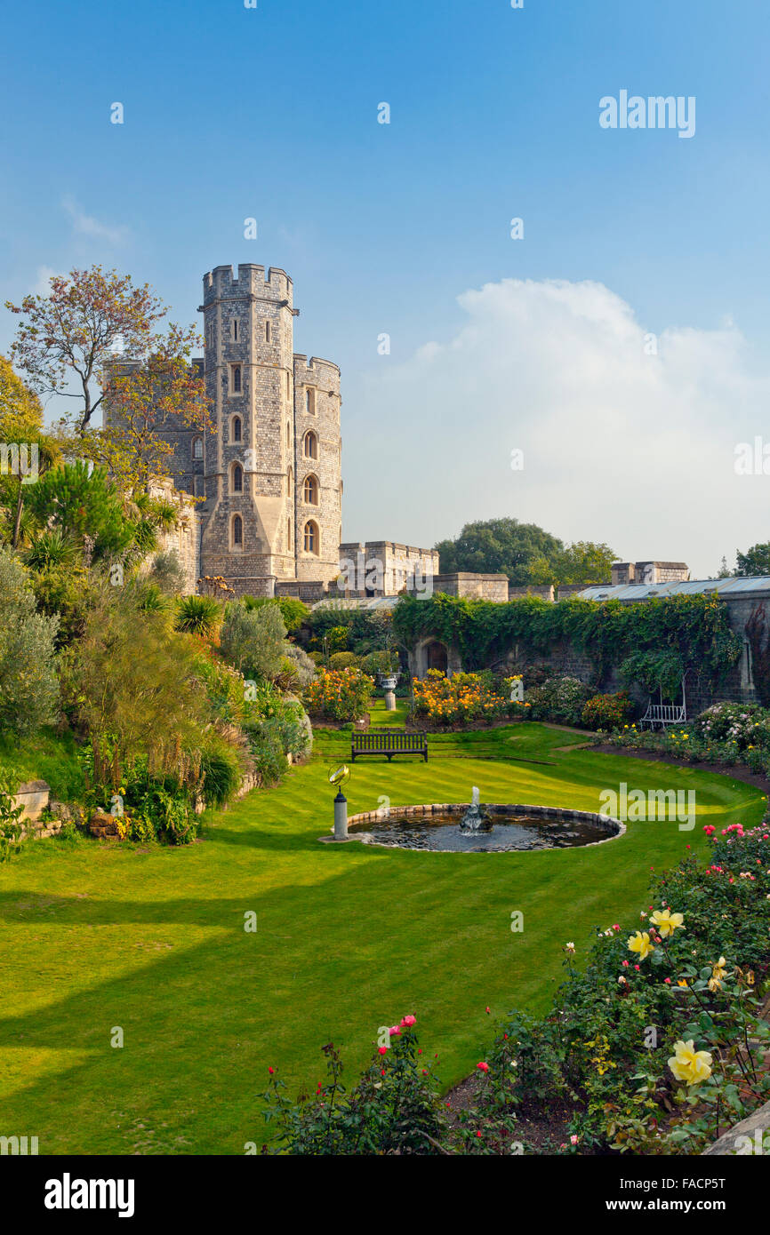Le jardin ci-dessous le roi Édouard III tours du château de Windsor, Berkshire, England, UK Banque D'Images