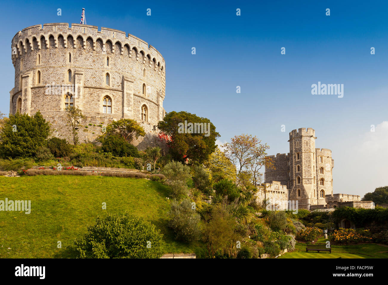 Le jardin au-dessous de la tour (à gauche) et le roi Édouard III (Droit) tours du château de Windsor, Berkshire, England, UK Banque D'Images