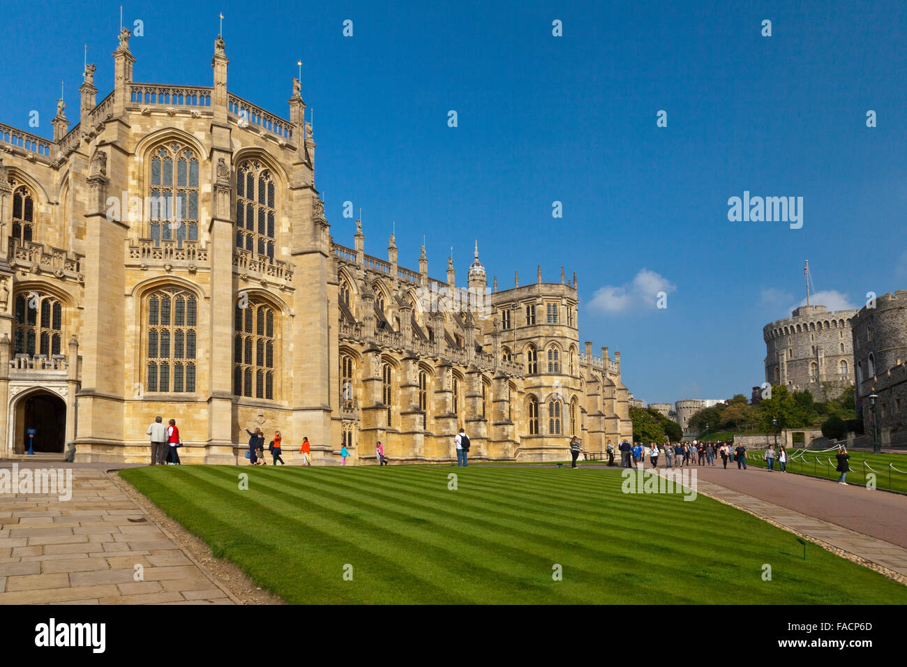 La Chapelle St George et un parfaitement pelouse rayée au château de Windsor, Berkshire, England, UK Banque D'Images