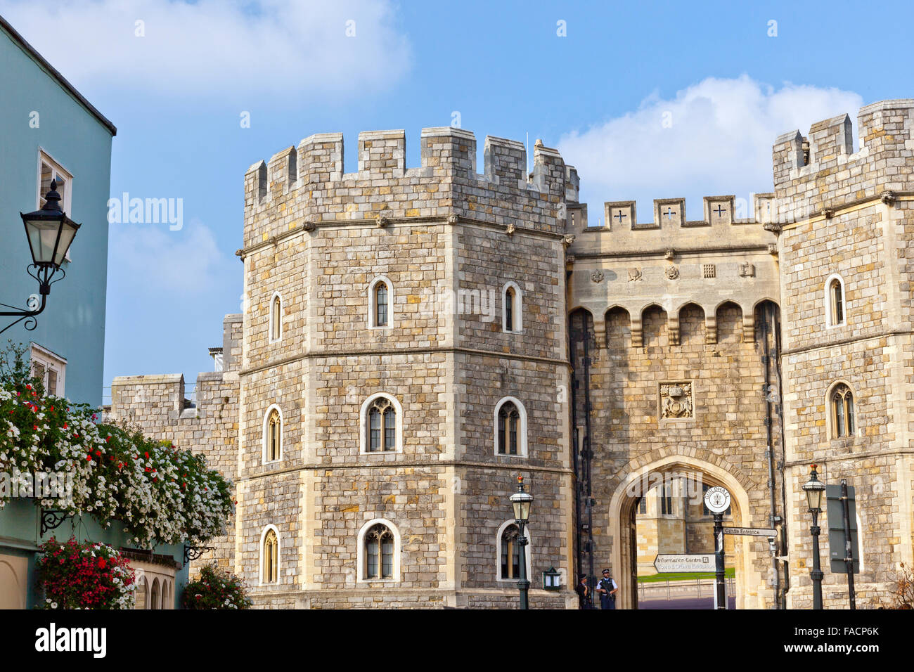 Le Henry VIII gate dans le quartier inférieur au château de Windsor, Berkshire, England, UK Banque D'Images