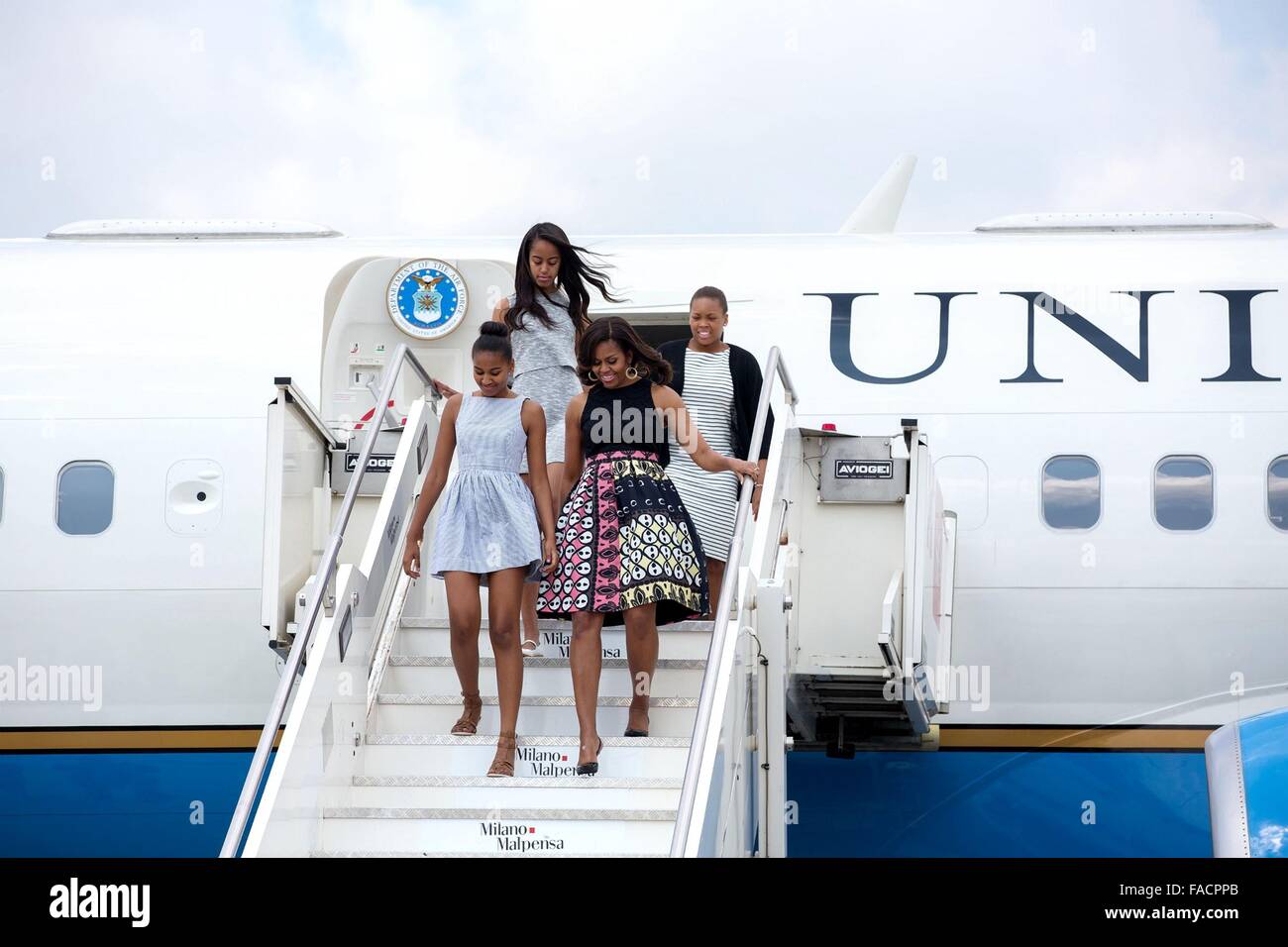 Première Dame Michelle Obama arrive par avion avec ses filles Sasha et Malia, et nièce Leslie Robinson le 18 juin 2015 à Milan, Italie. Banque D'Images