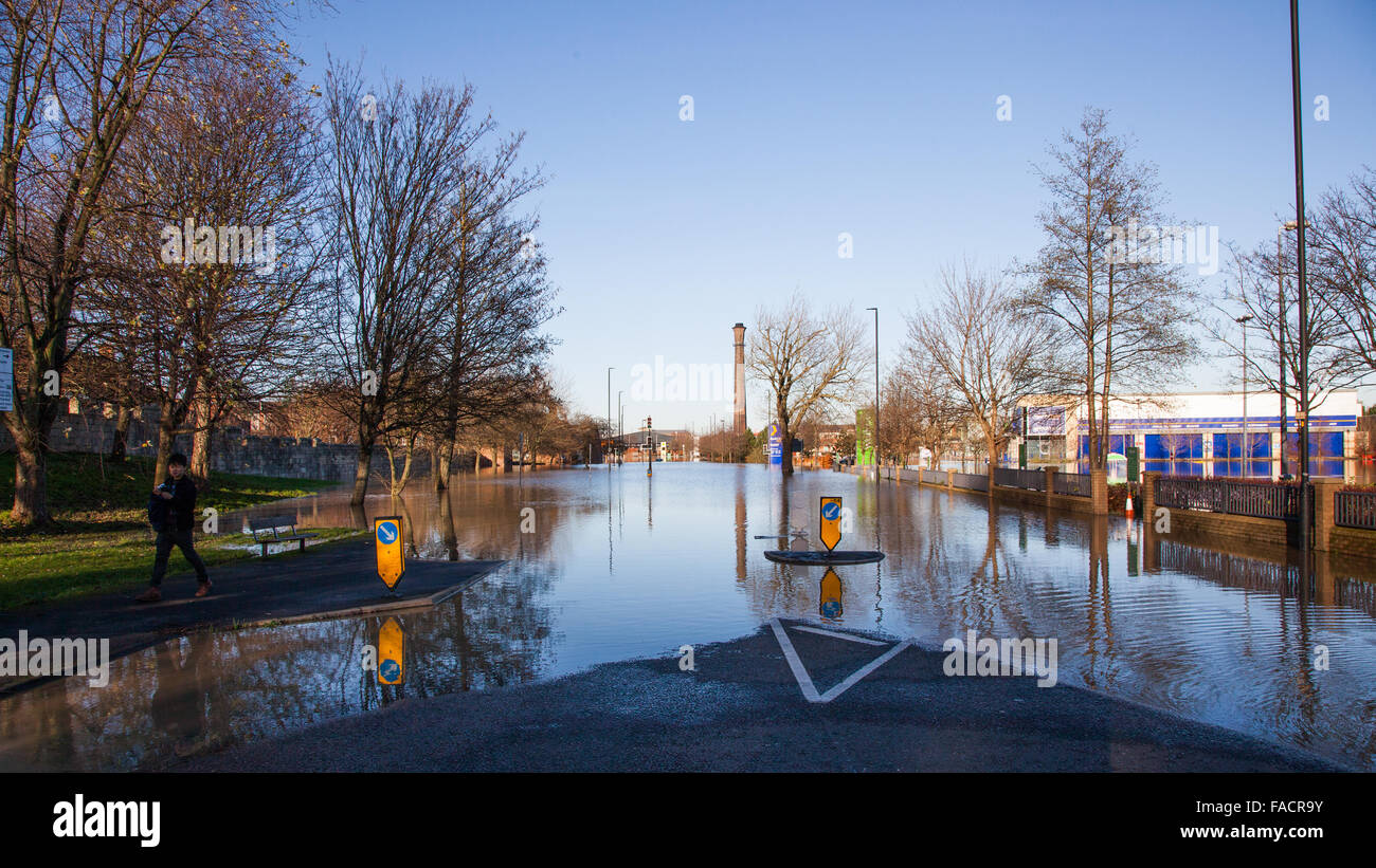 Fosse Islands Road à York est inondé, beaucoup d'entreprises en mesure d'ouvrir. Banque D'Images
